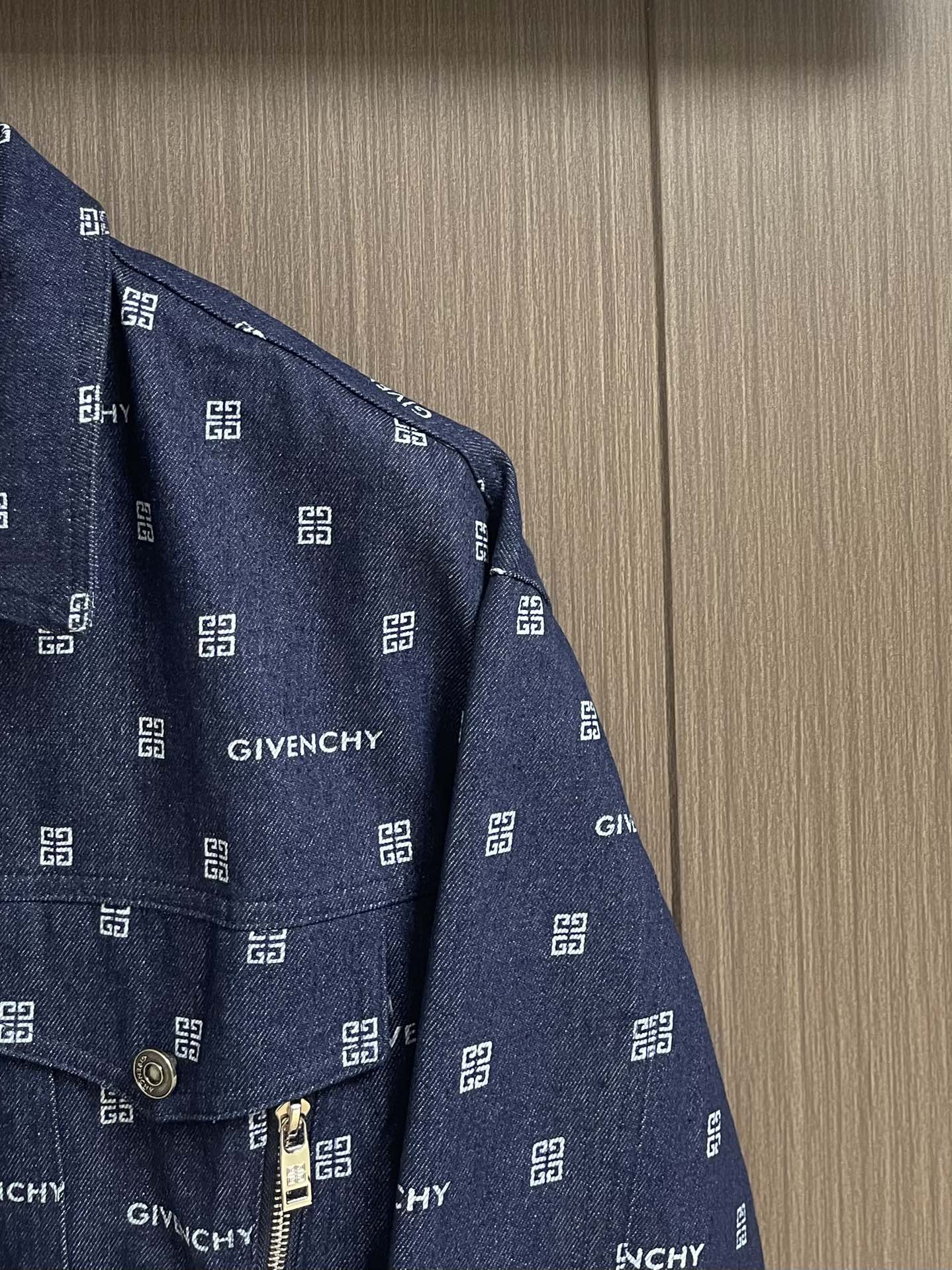 Givenchylogo印花蓝色牛仔外套男女同款ss24高订面料采用430克牛仔布料洗水后手感透气舒适每