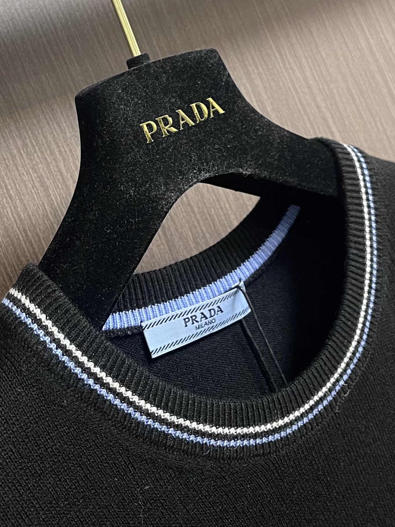 Prada2024ss秋冬男士圆领针织毛衣羊毛混纺材质保暖性好有质感极具亲肤感与舒适性衣身徽标属于品牌灵