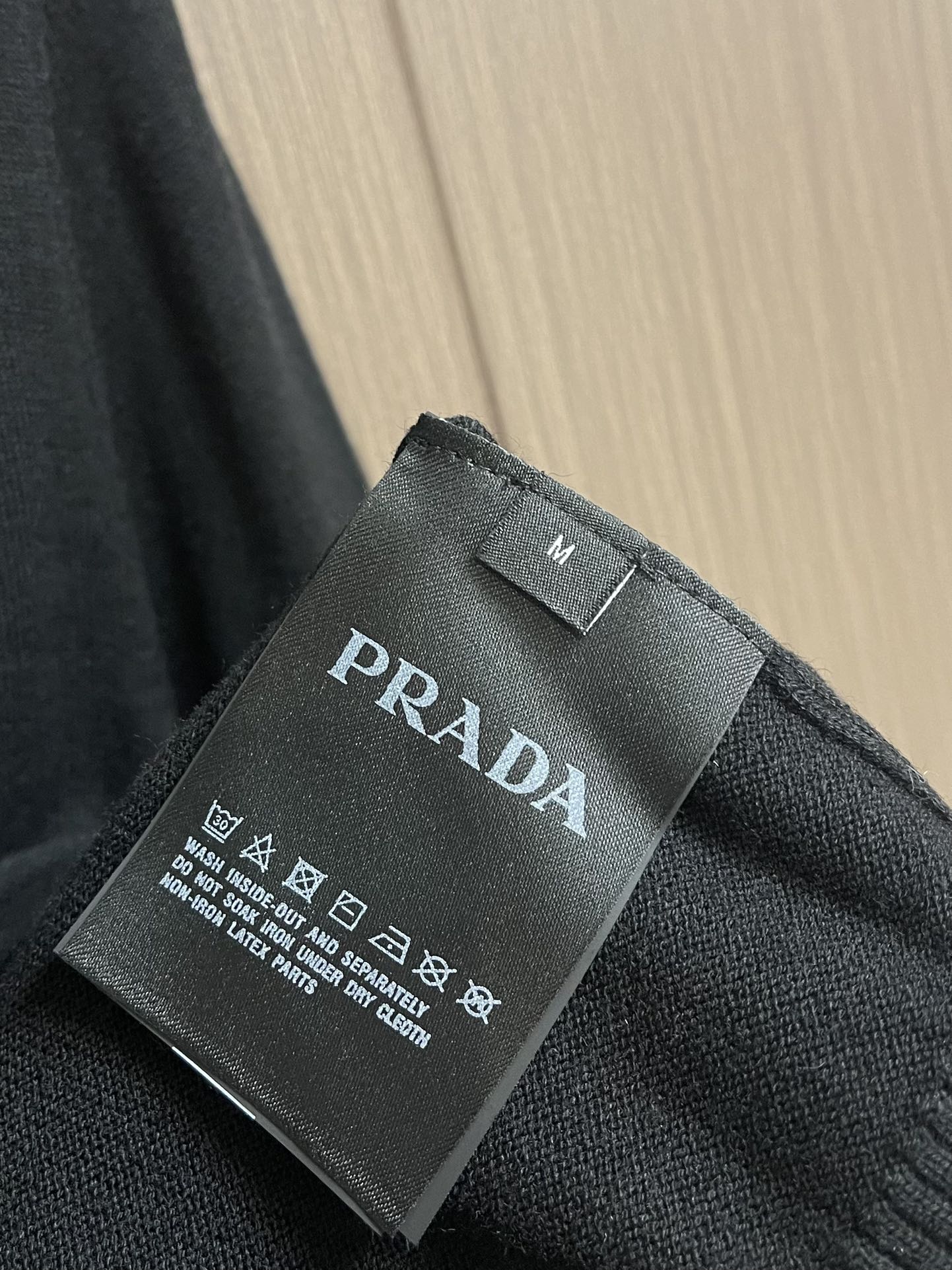 Prada2024ss秋冬男士圆领针织毛衣羊毛混纺材质保暖性好有质感极具亲肤感与舒适性衣身徽标属于品牌灵