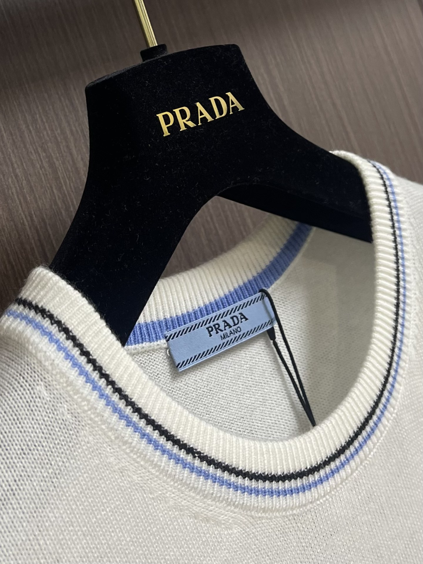 Prada2024ss秋冬男士圆领针织毛衣羊毛混纺材质保暖性好有质感极具亲肤感与舒适性衣身徽标属于品牌灵