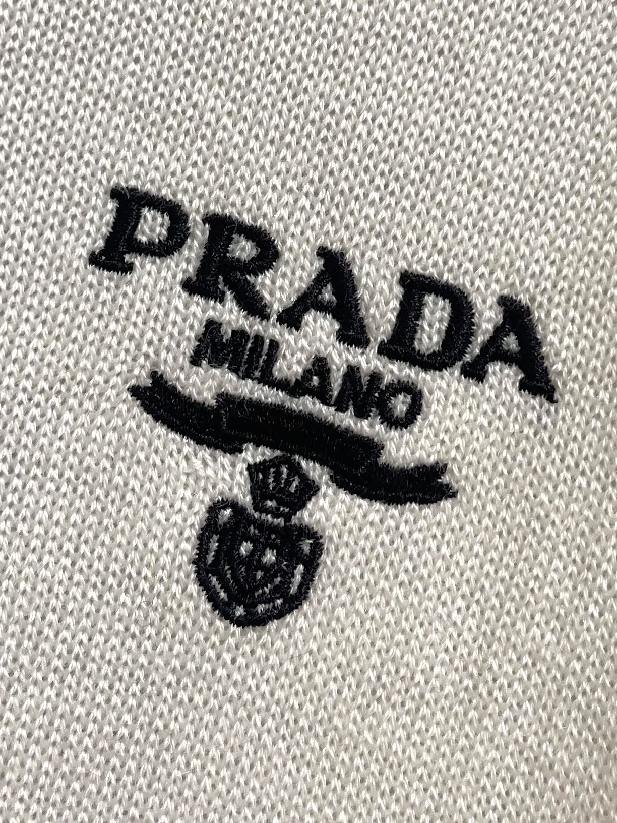 Prada2024ss秋冬男士圆领针织毛衣羊毛混纺材质保暖性好有质感极具亲肤感与舒适性衣身徽标属于品牌灵