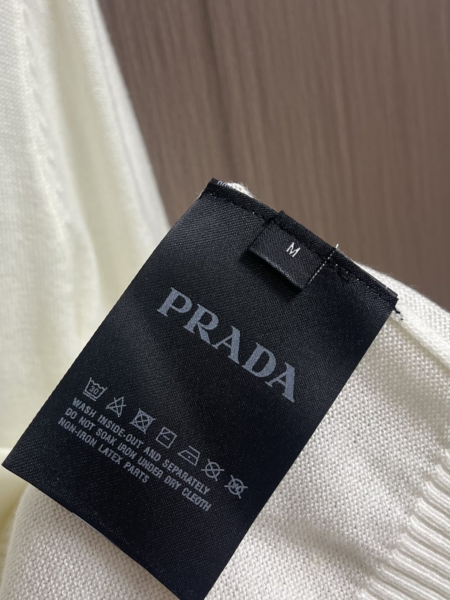 Prada2024ss秋冬男士圆领针织毛衣羊毛混纺材质保暖性好有质感极具亲肤感与舒适性衣身徽标属于品牌灵