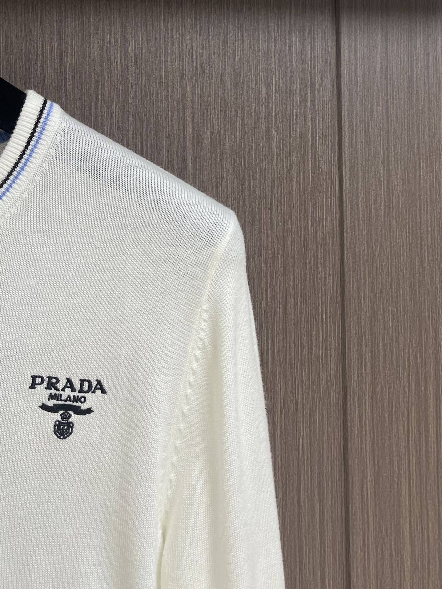 Prada2024ss秋冬男士圆领针织毛衣羊毛混纺材质保暖性好有质感极具亲肤感与舒适性衣身徽标属于品牌灵