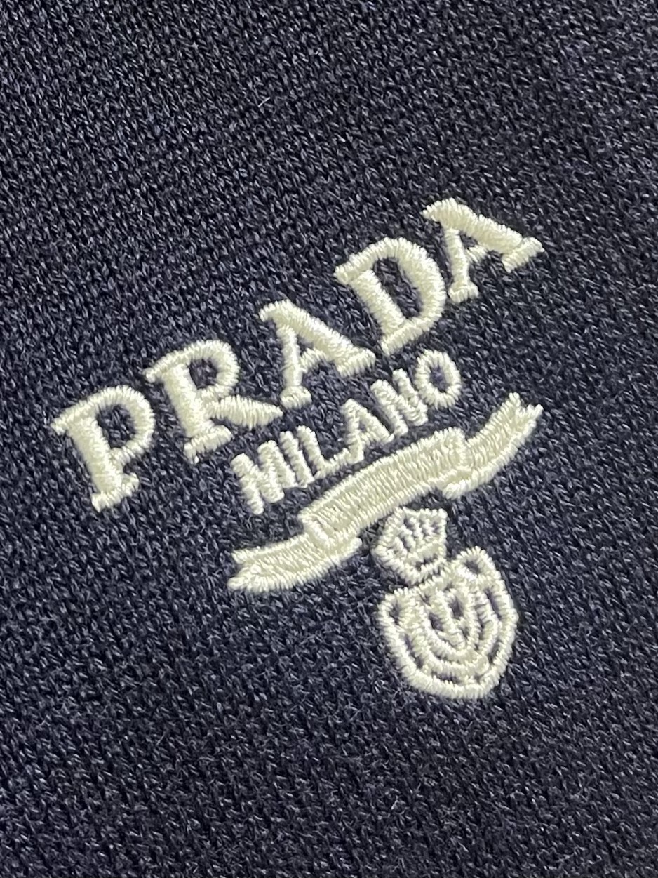 Prada2024ss秋冬男士圆领针织毛衣羊毛混纺材质保暖性好有质感极具亲肤感与舒适性衣身徽标属于品牌灵