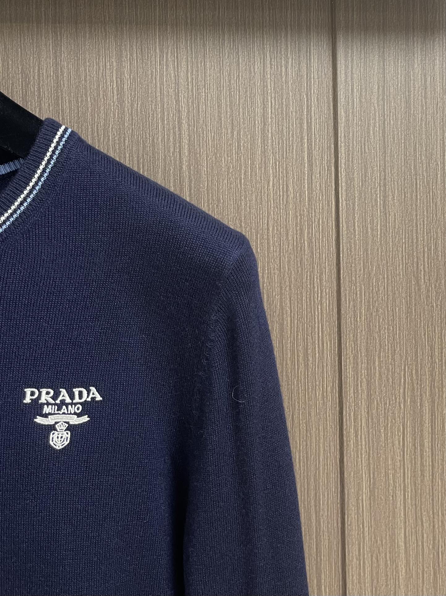 Prada2024ss秋冬男士圆领针织毛衣羊毛混纺材质保暖性好有质感极具亲肤感与舒适性衣身徽标属于品牌灵