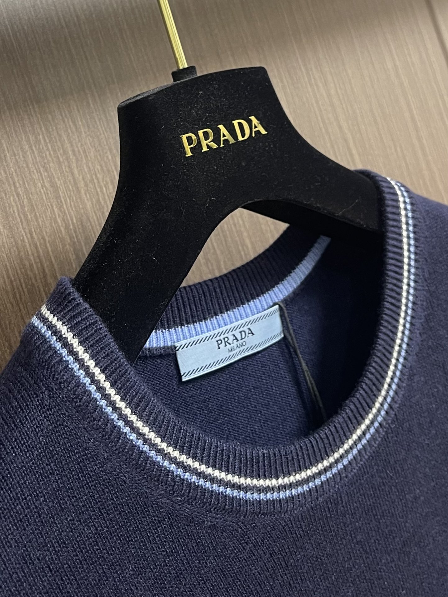 Prada2024ss秋冬男士圆领针织毛衣羊毛混纺材质保暖性好有质感极具亲肤感与舒适性衣身徽标属于品牌灵