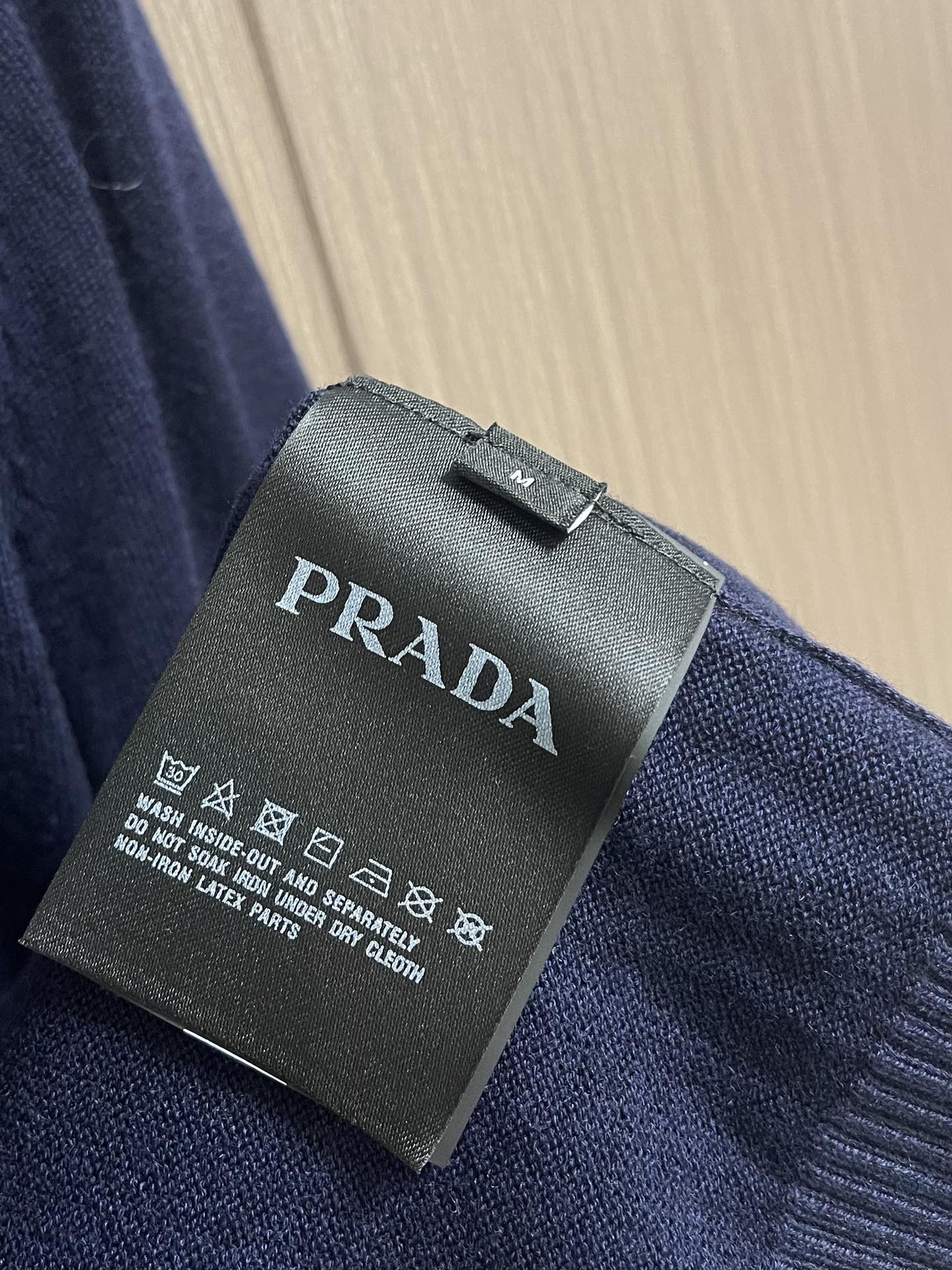 Prada2024ss秋冬男士圆领针织毛衣羊毛混纺材质保暖性好有质感极具亲肤感与舒适性衣身徽标属于品牌灵