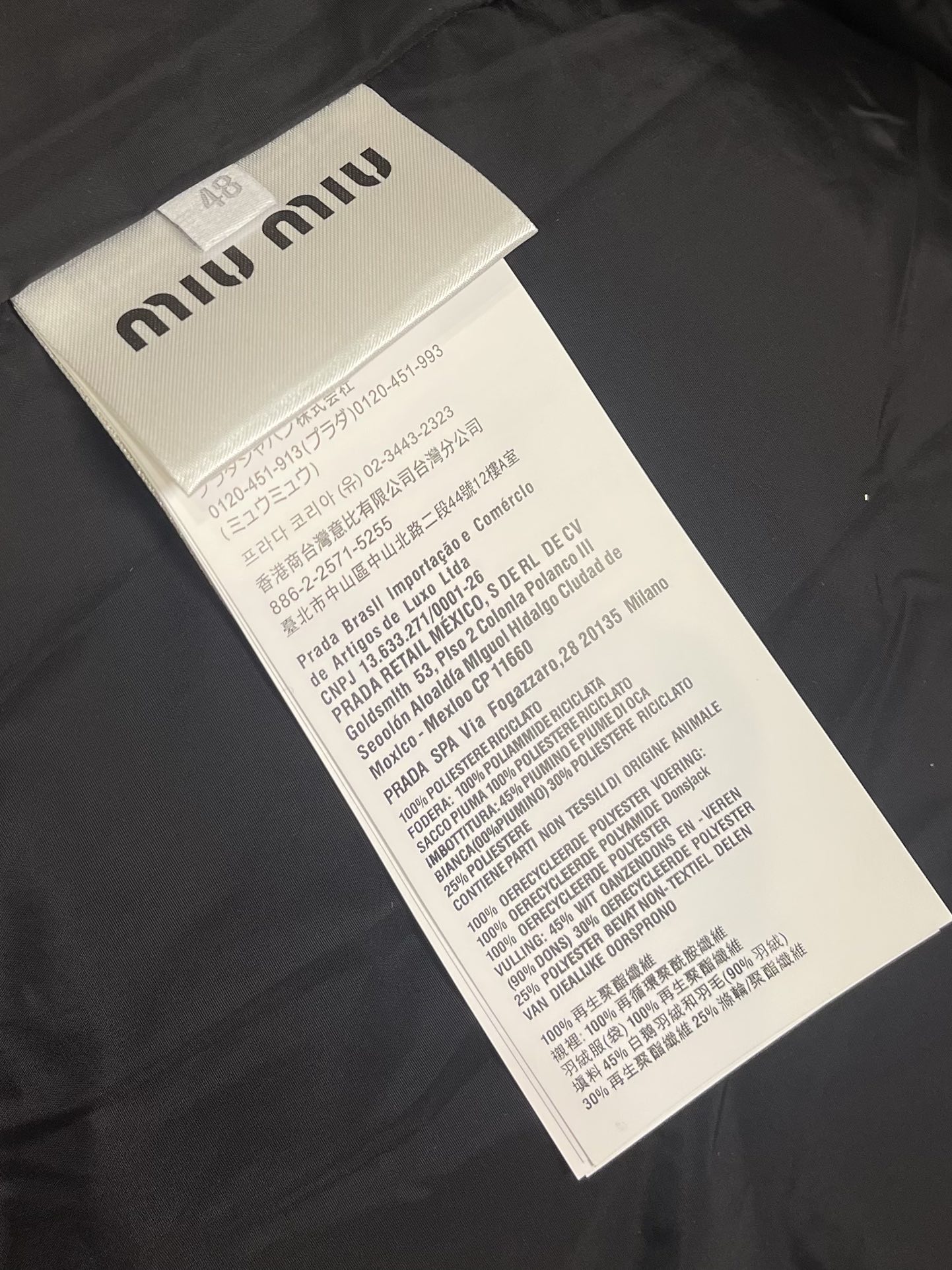 miumiu连帽羽绒外套面料采用40d尼龙面料轻便耐用尼龙面料轻盈且耐用使得羽绒服既轻便又不易损坏适合各