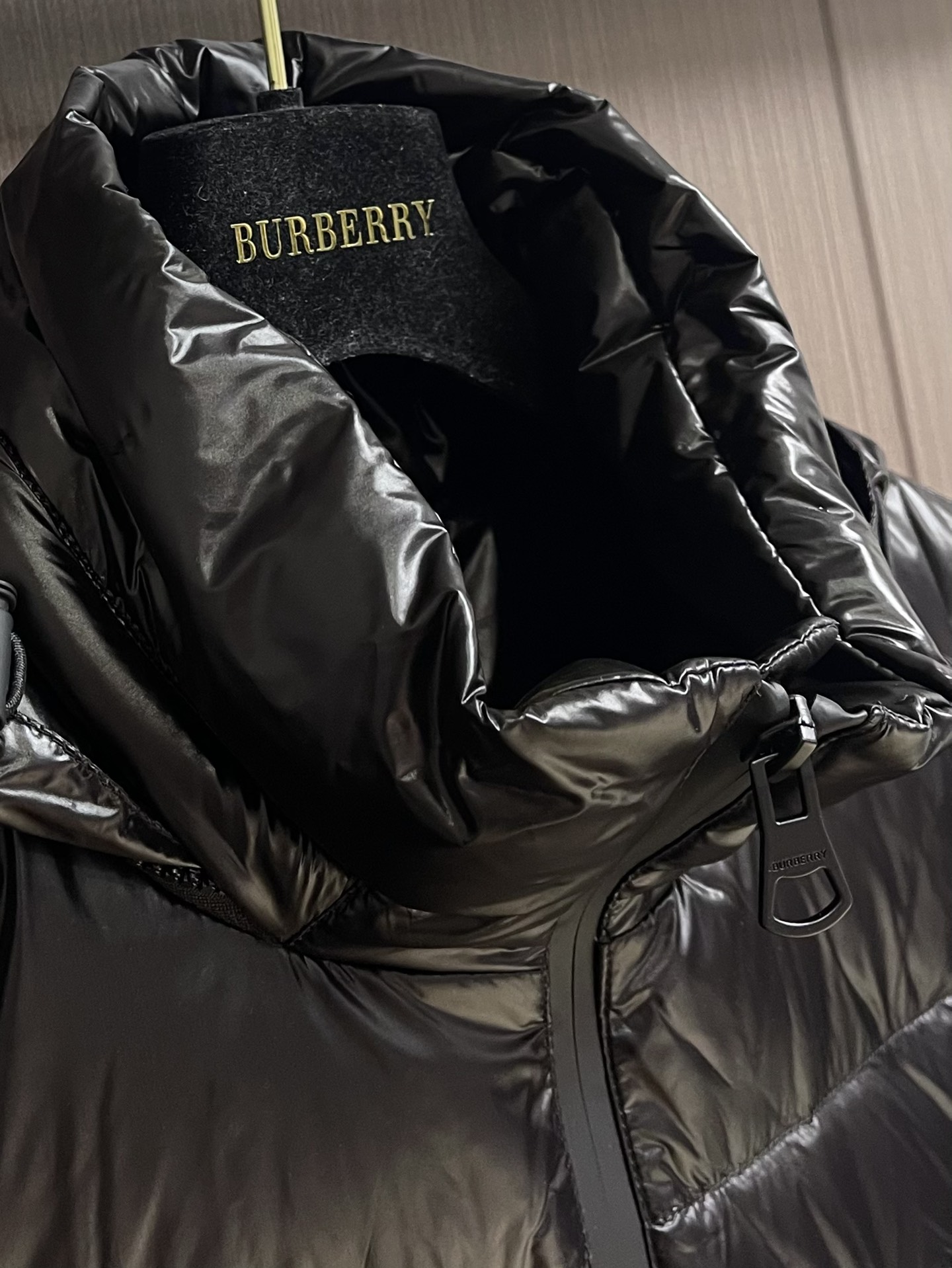 Burberry2024ss秋冬新款战马徽标设计休闲立领羽绒服休闲立领的版型设计隐藏式连帽时尚设计感满满