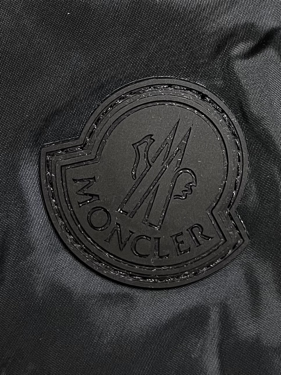 moncler2024ss新品jeluz男士短款可拆卸兜帽jeluz羽绒夹克采用柔软的防钻绒尼龙面料制成