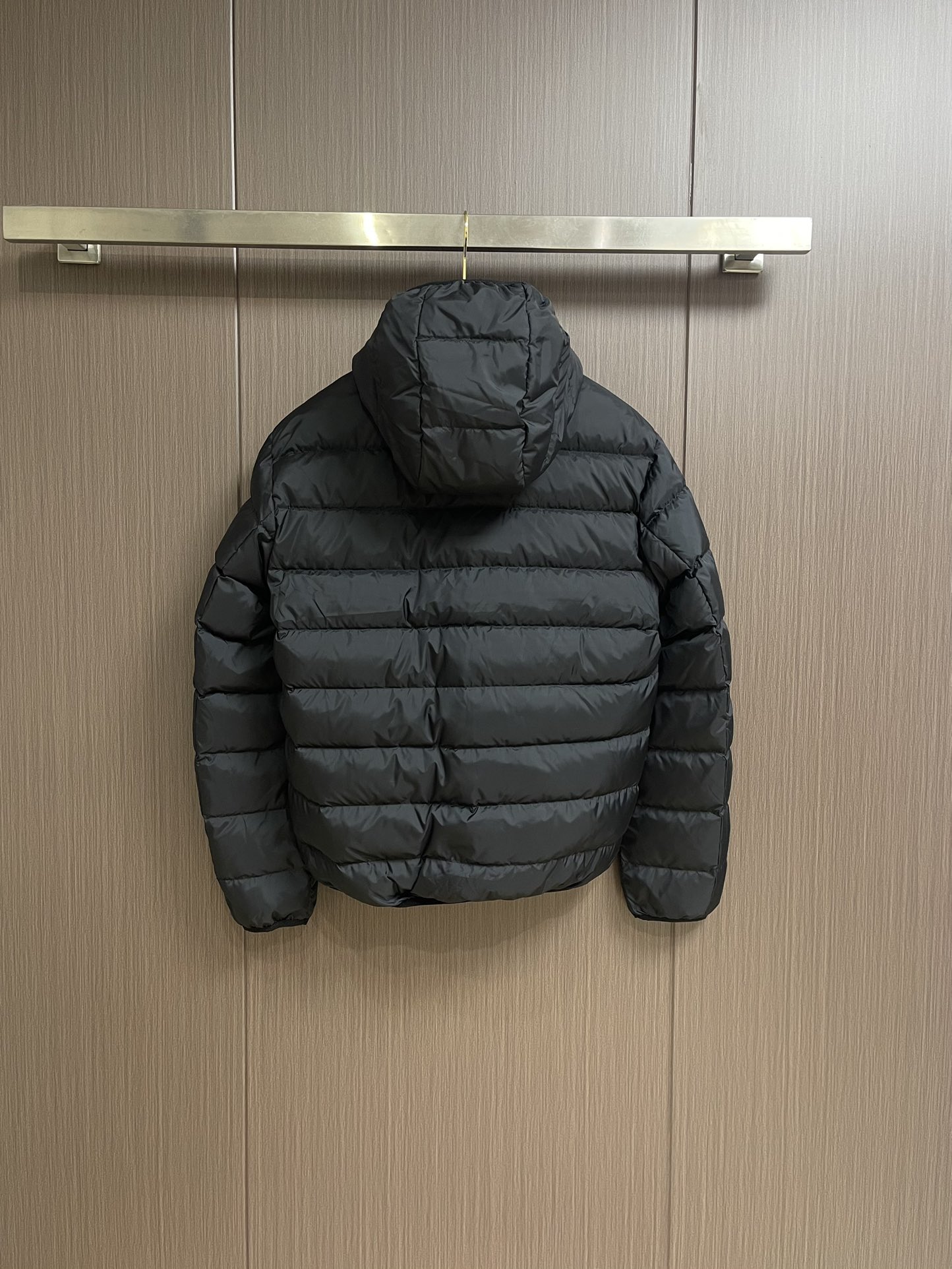 moncler2024ss新品jeluz男士短款可拆卸兜帽jeluz羽绒夹克采用柔软的防钻绒尼龙面料制成