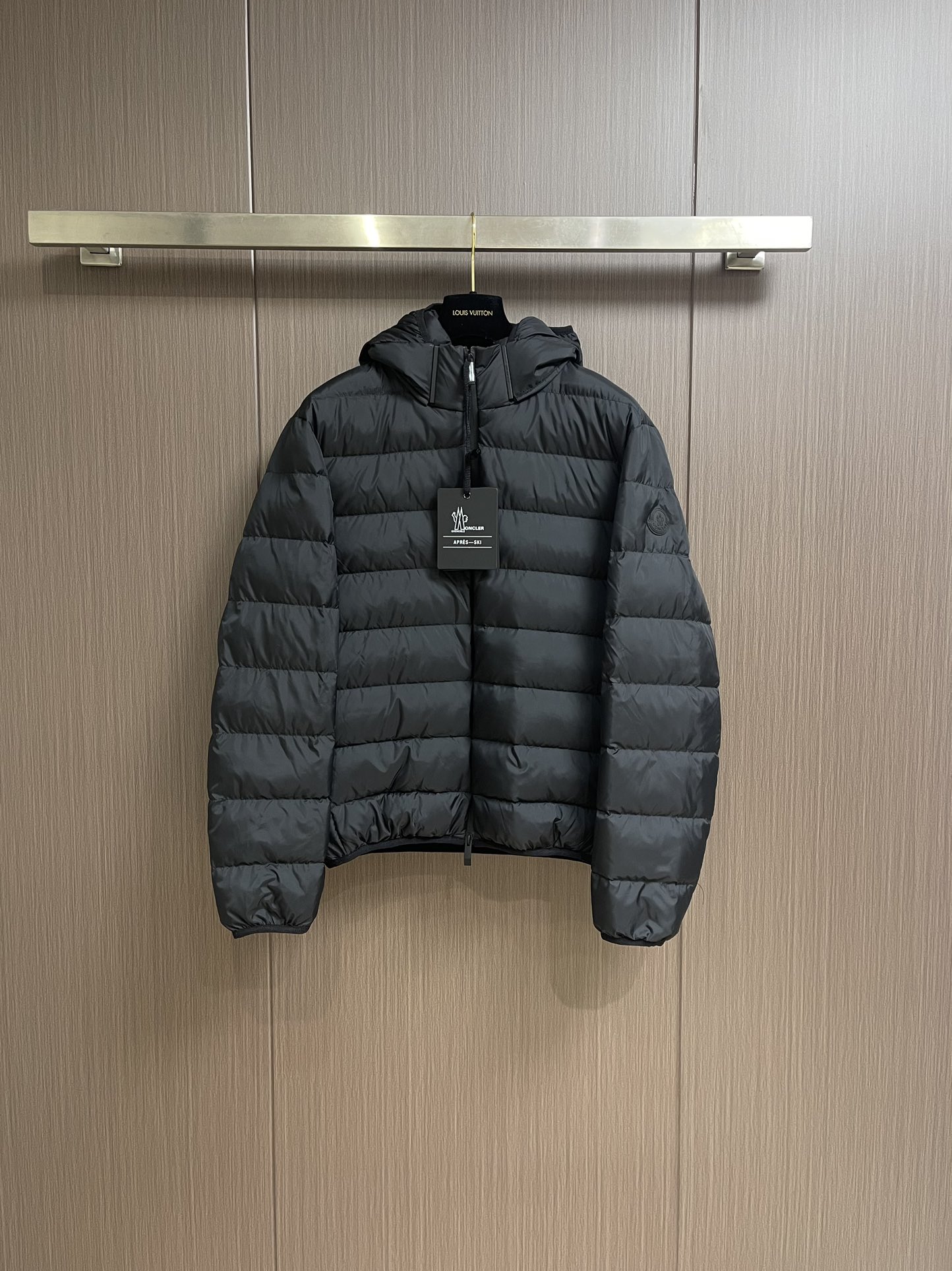 moncler2024ss新品jeluz男士短款可拆卸兜帽jeluz羽绒夹克采用柔软的防钻绒尼龙面料制成