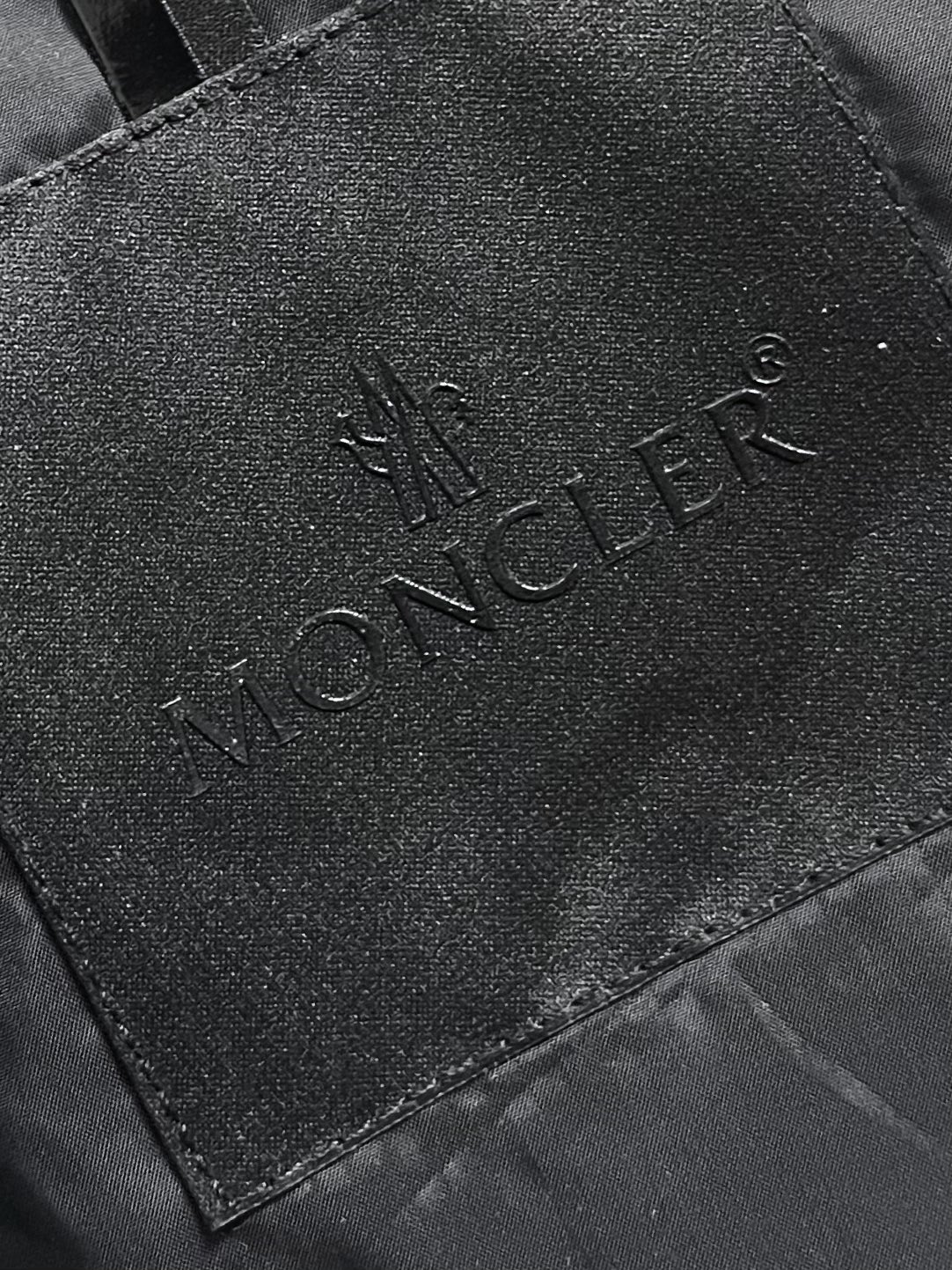 moncler2024ss新品jeluz男士短款可拆卸兜帽jeluz羽绒夹克采用柔软的防钻绒尼龙面料制成