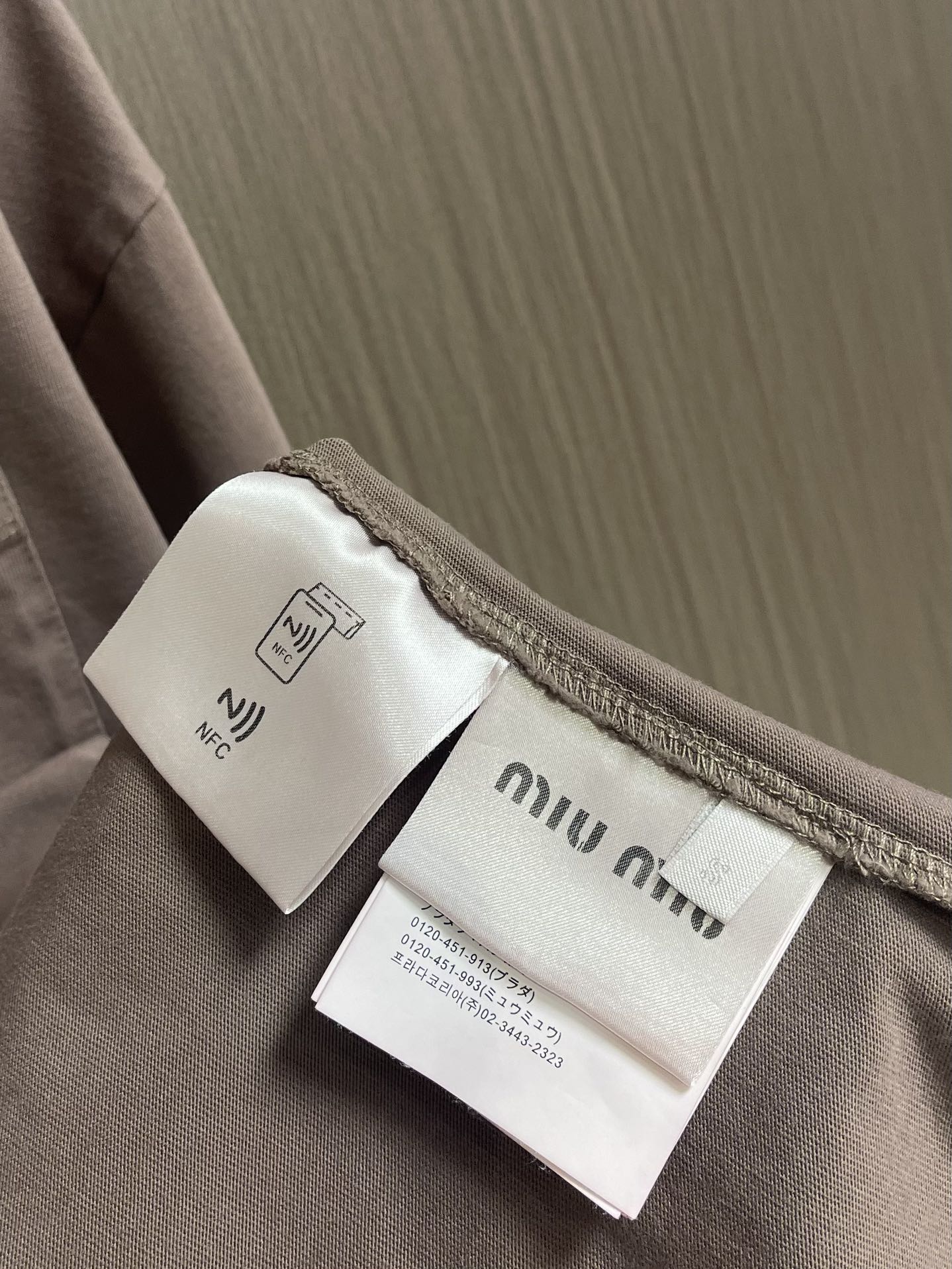 miumiu徽标长袖T恤阿苏特染料特别适用于服装染色染色效果鲜明牢度好同时染料的光泽度出色能够提升织物的