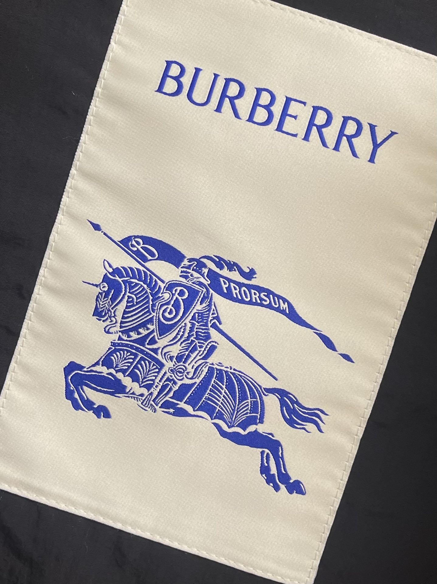 Burberry2024ss早春新款男士薄款连帽风衣夹克外套时尚百搭立体贴布刺绣战马logo图案设计采用