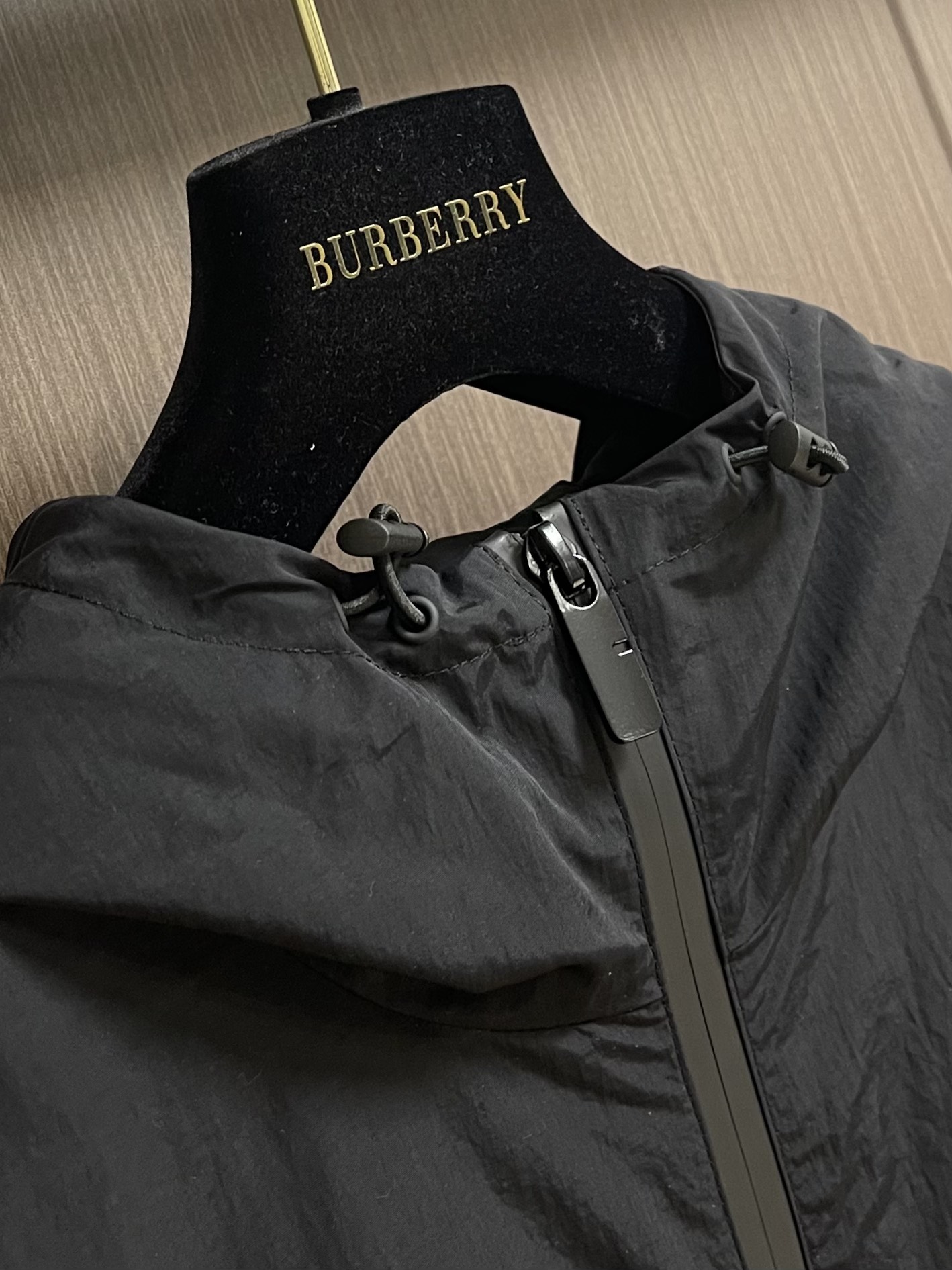 Burberry2024ss早春新款男士薄款连帽风衣夹克外套时尚百搭立体贴布刺绣战马logo图案设计采用