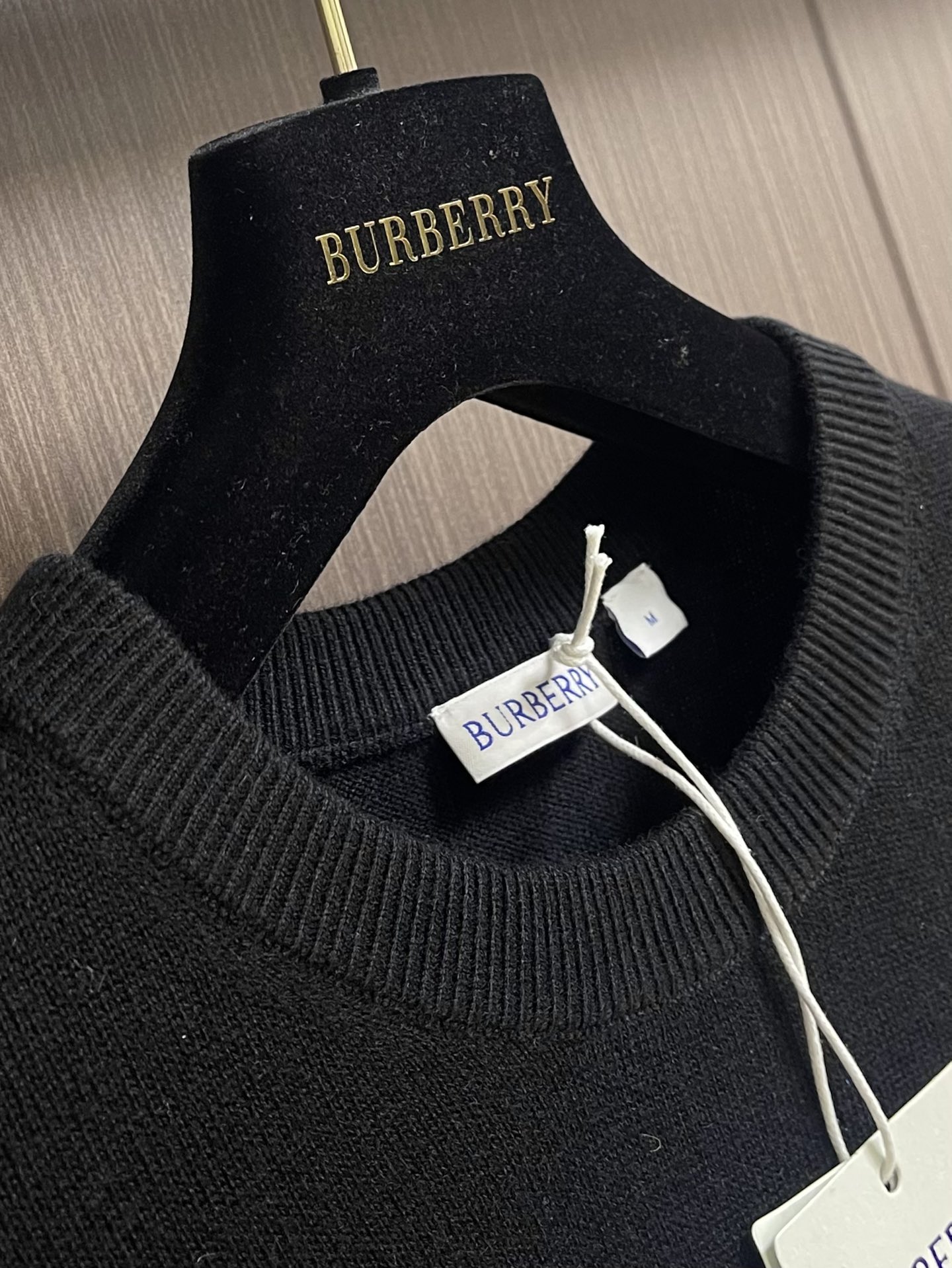 Burberry2024s经典战马绣花针织毛衣！百灵达精美刺绣战马全件收花工艺毛料升级到100羊毛手感柔