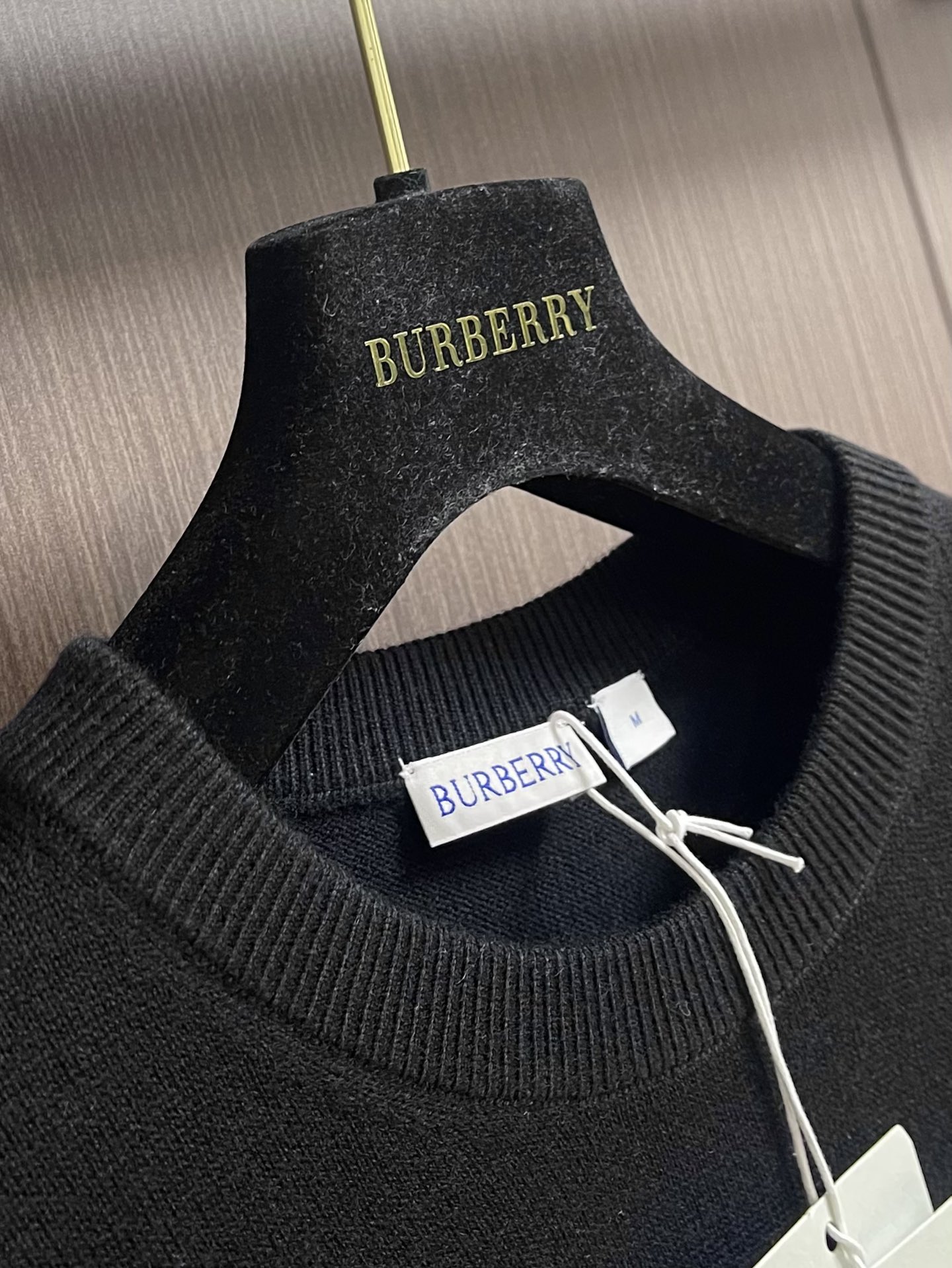 Burberry2024s经典战马绣花针织毛衣！百灵达精美刺绣战马全件收花工艺毛料升级到100羊毛手感柔