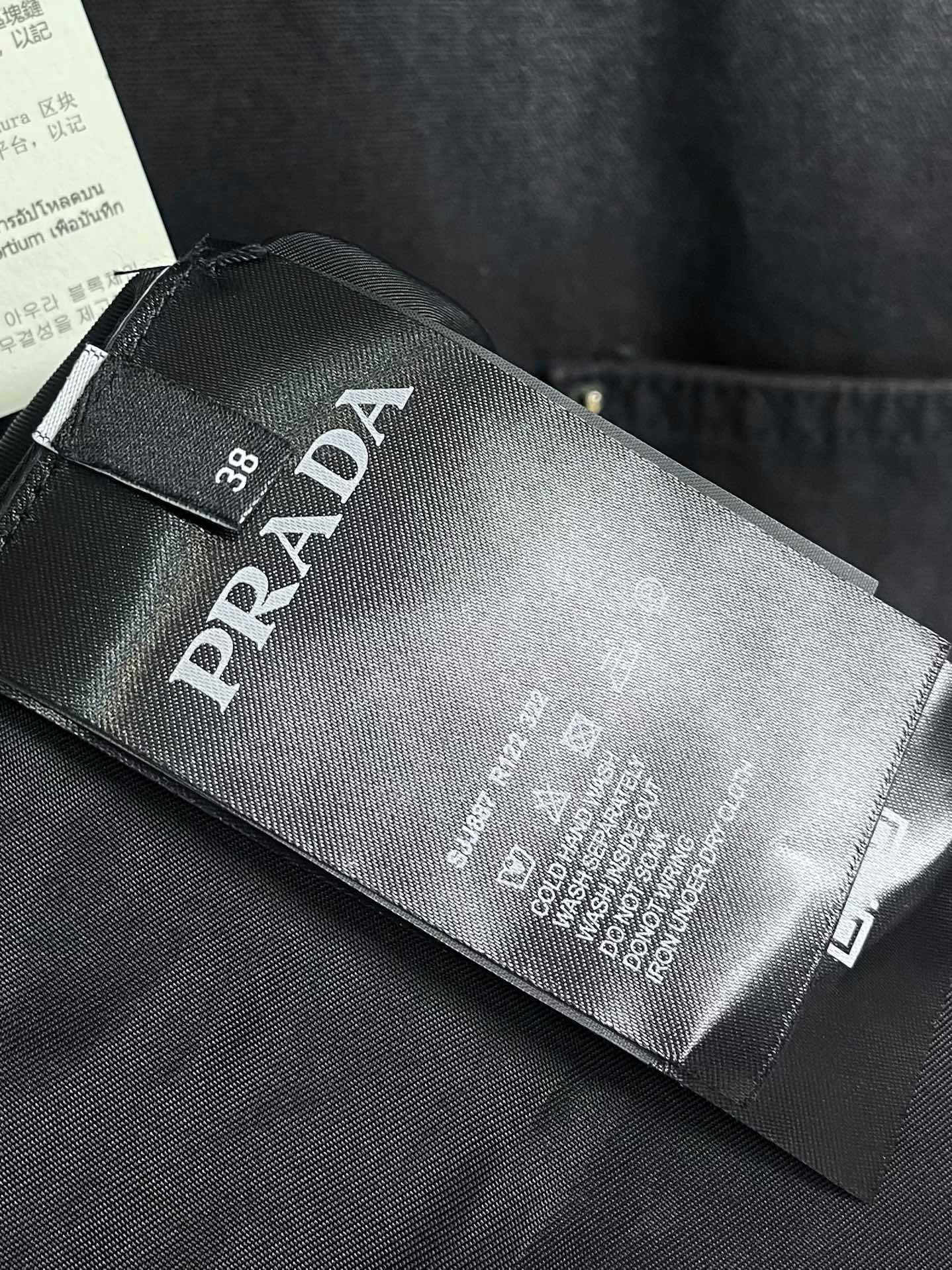 Prada2024ss走秀款皮领工装夹克外套面料采用定制全精梳原料进口国外阿苏特燃料布面呈现珠粒饱满立体