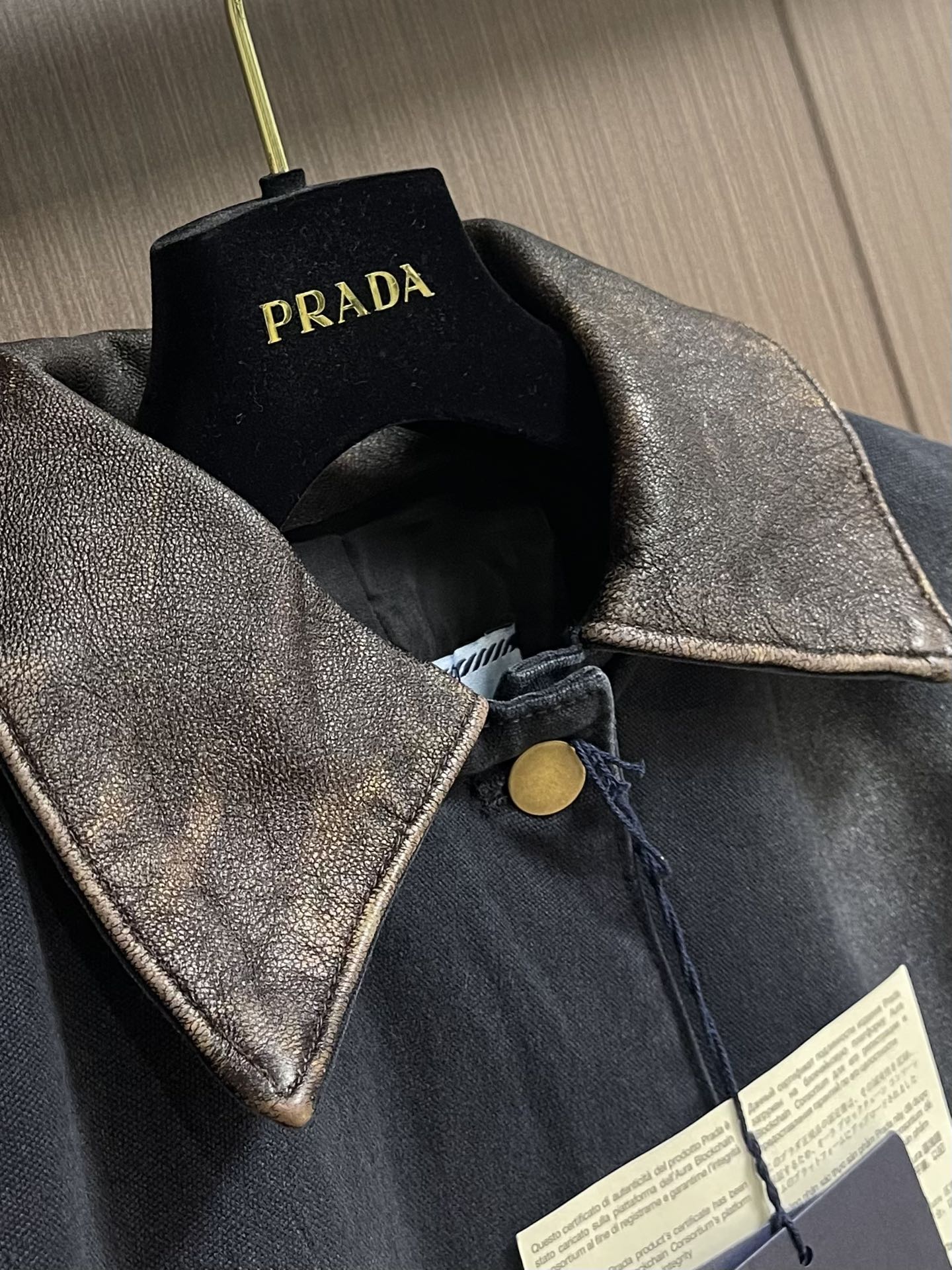 Prada2024ss走秀款皮领工装夹克外套面料采用定制全精梳原料进口国外阿苏特燃料布面呈现珠粒饱满立体