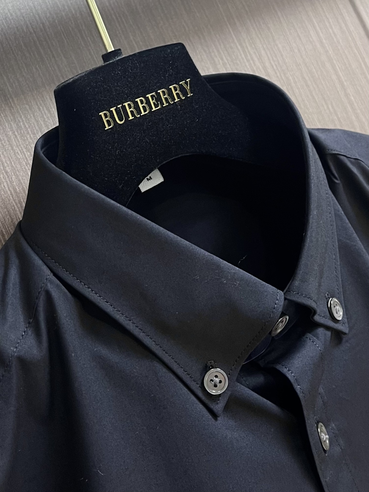 Burberry2024SS新款胸前品牌logo刺绣长袖衬衣进口高密度棉极为亲肤舒适触感细腻质感很好凉爽