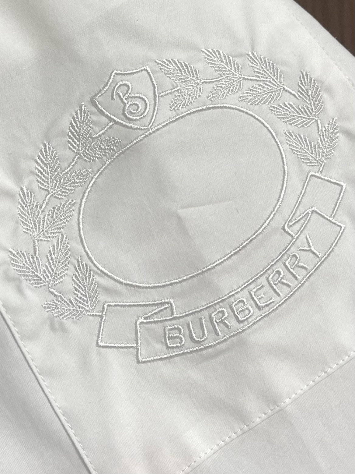 Burberry2024SS新款胸前品牌logo刺绣长袖衬衣进口高密度棉极为亲肤舒适触感细腻质感很好凉爽