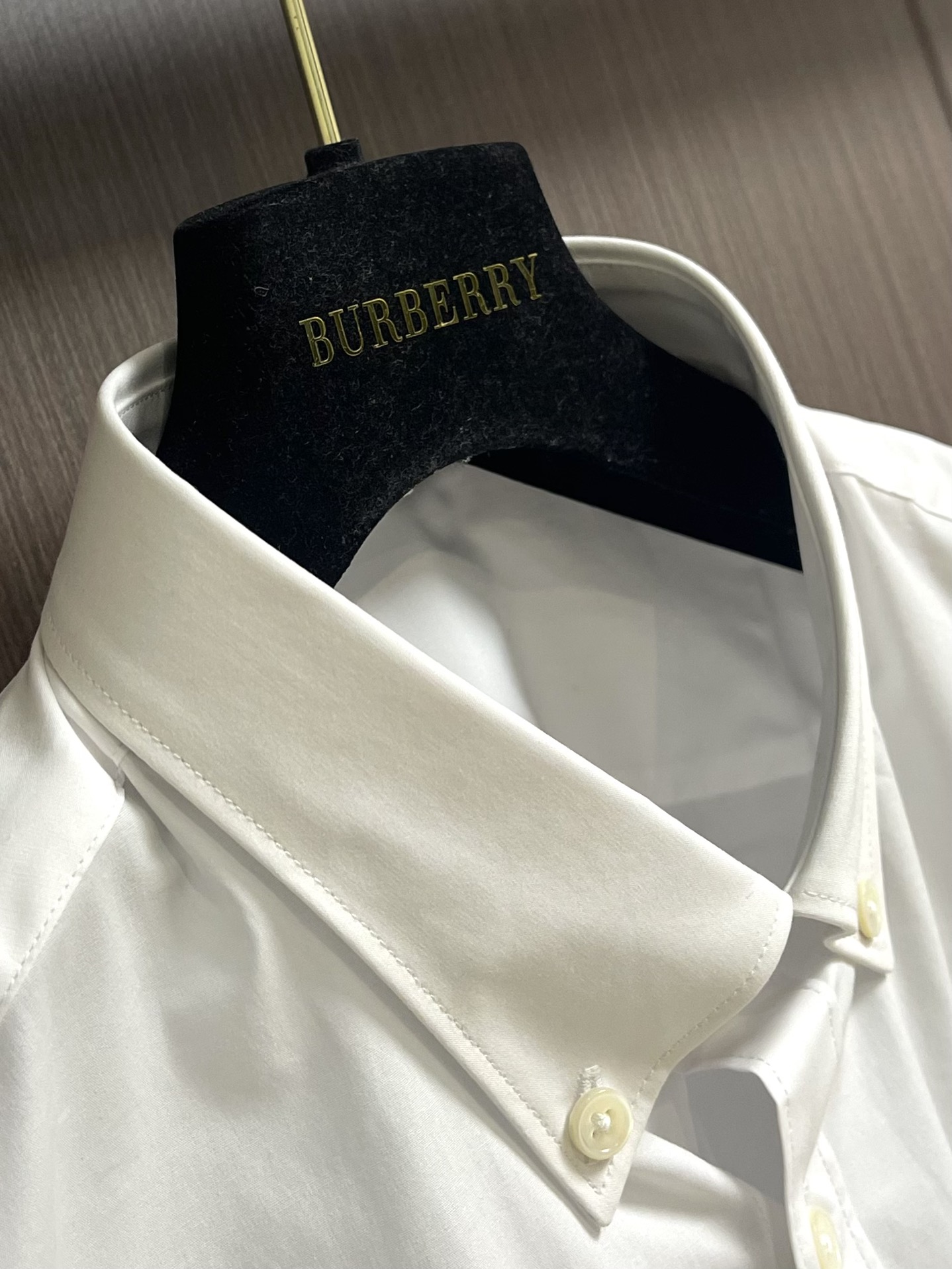 Burberry2024SS新款胸前品牌logo刺绣长袖衬衣进口高密度棉极为亲肤舒适触感细腻质感很好凉爽