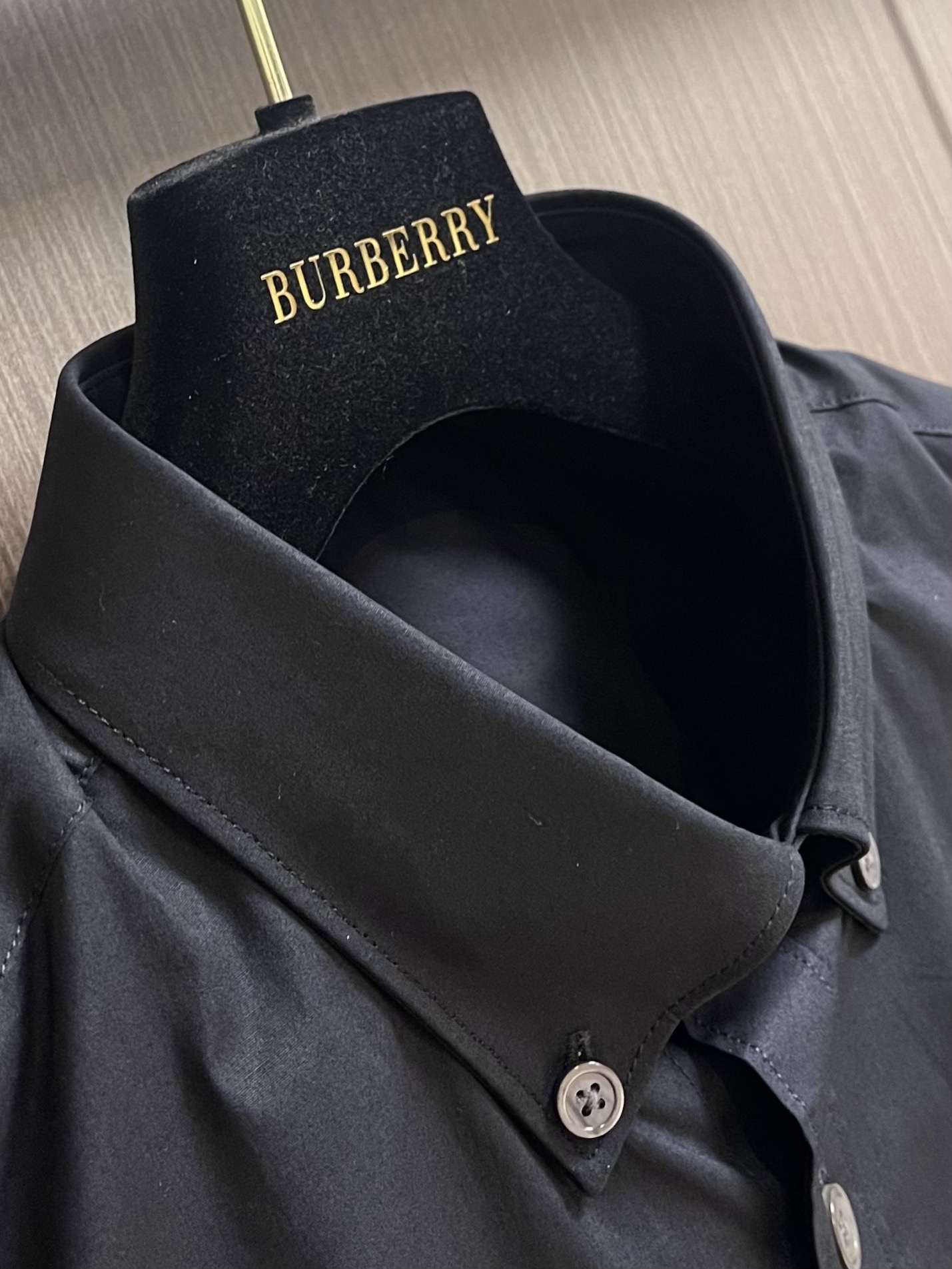 Burberry2024SS新款胸前品牌logo刺绣长袖衬衣进口高密度棉极为亲肤舒适触感细腻质感很好凉爽