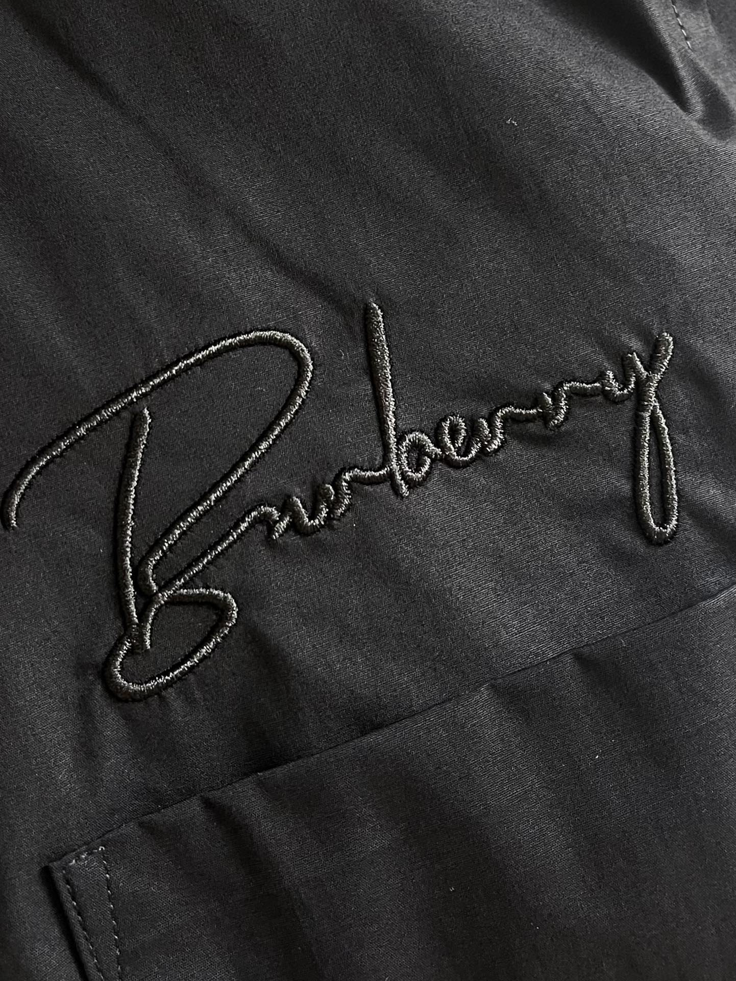 Burberry2024SS新款胸前品牌logo刺绣长袖衬衣进口高密度棉极为亲肤舒适触感细腻质感很好凉爽