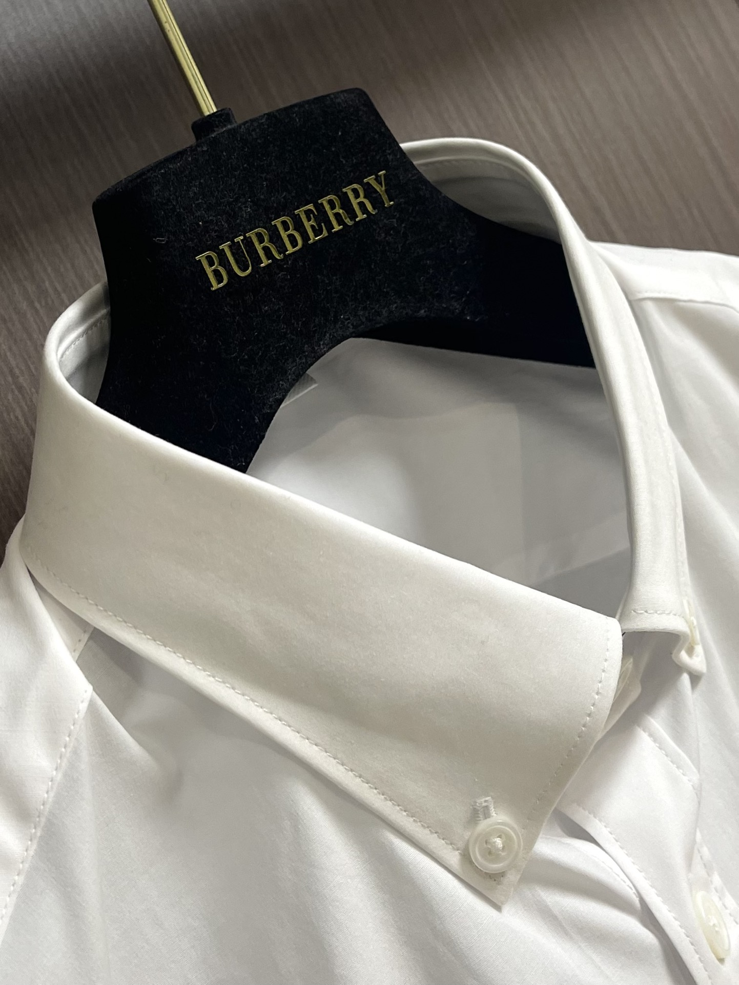 Burberry2024SS新款胸前品牌logo刺绣长袖衬衣进口高密度棉极为亲肤舒适触感细腻质感很好凉爽