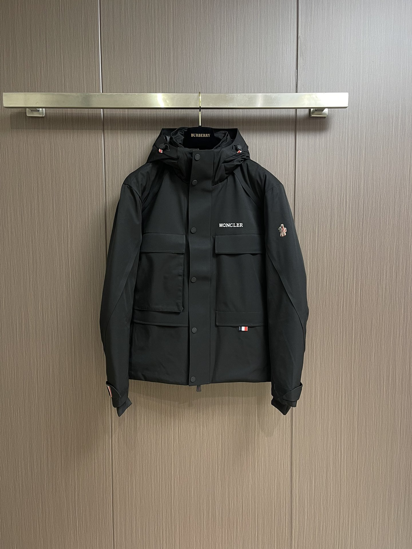 moncler2024fw滑雪工装羽绒服gore-tex尼龙纤维面料防水防风透气效果更显著区别于市面的P