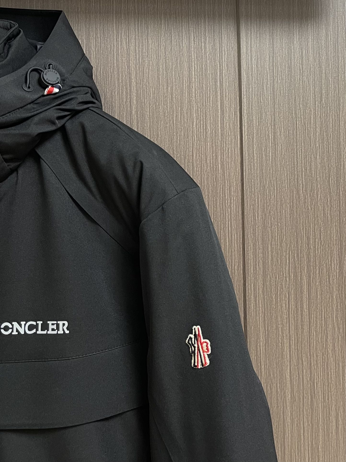 moncler2024fw滑雪工装羽绒服gore-tex尼龙纤维面料防水防风透气效果更显著区别于市面的P