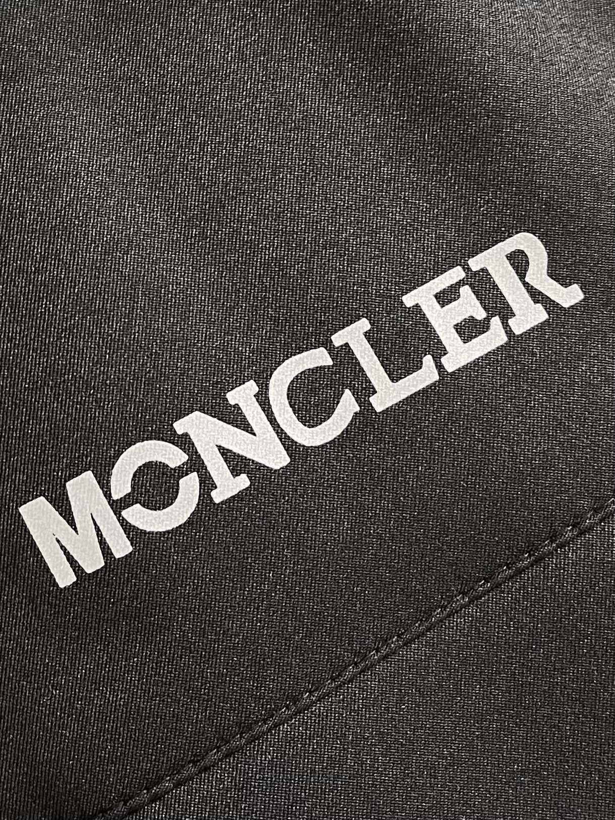 moncler2024fw滑雪工装羽绒服gore-tex尼龙纤维面料防水防风透气效果更显著区别于市面的P