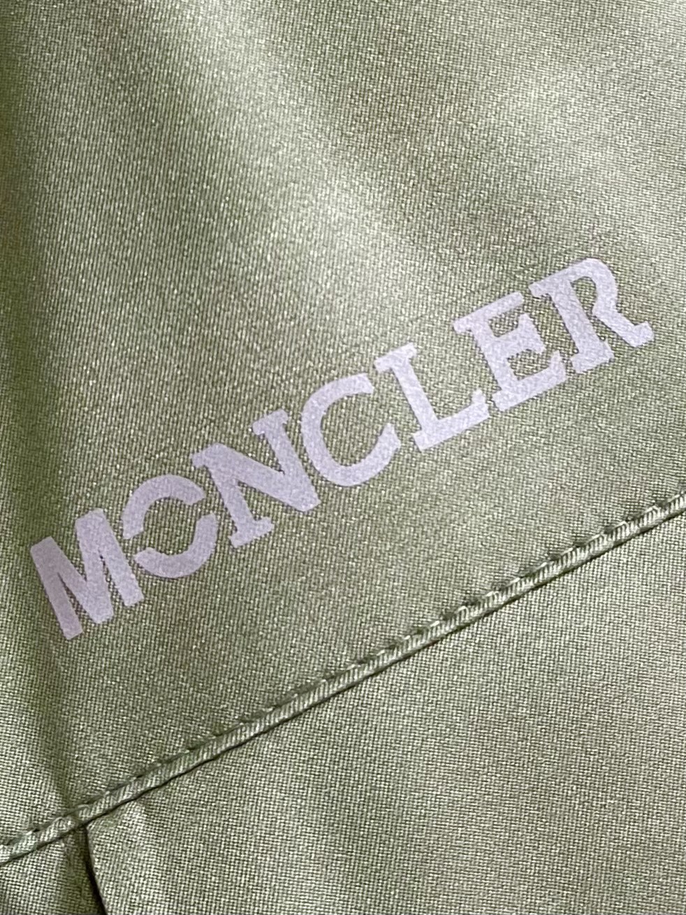 moncler2024fw滑雪工装羽绒服gore-tex尼龙纤维面料防水防风透气效果更显著区别于市面的P