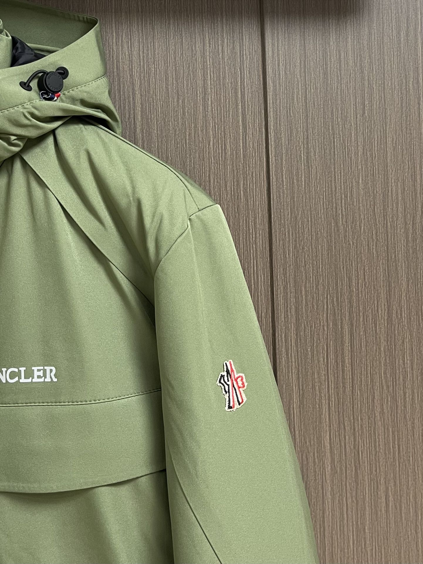 moncler2024fw滑雪工装羽绒服gore-tex尼龙纤维面料防水防风透气效果更显著区别于市面的P