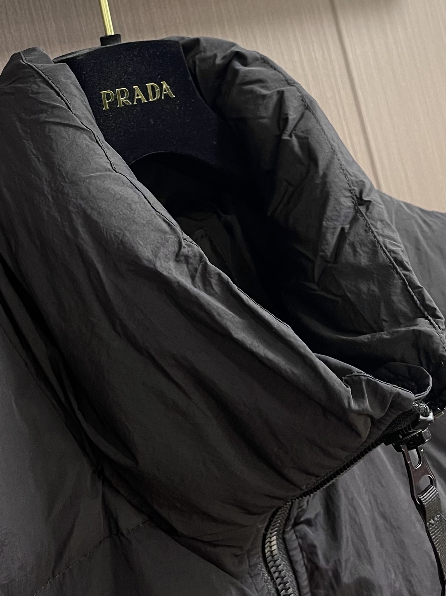 Prada2024SS新款面包服羽绒服经典版型宽松廓形高领设计泡芙立领简直不要太好看无敌轻像被包裹在云朵