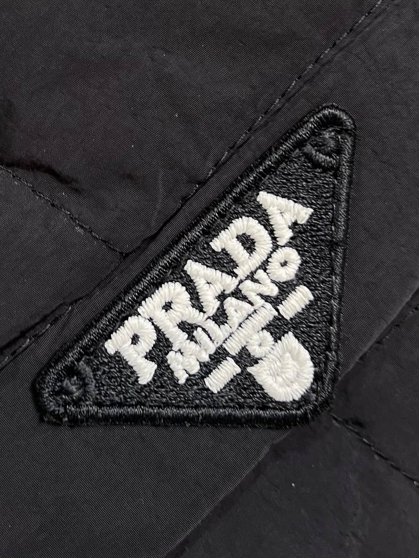 Prada2024SS新款面包服羽绒服经典版型宽松廓形高领设计泡芙立领简直不要太好看无敌轻像被包裹在云朵