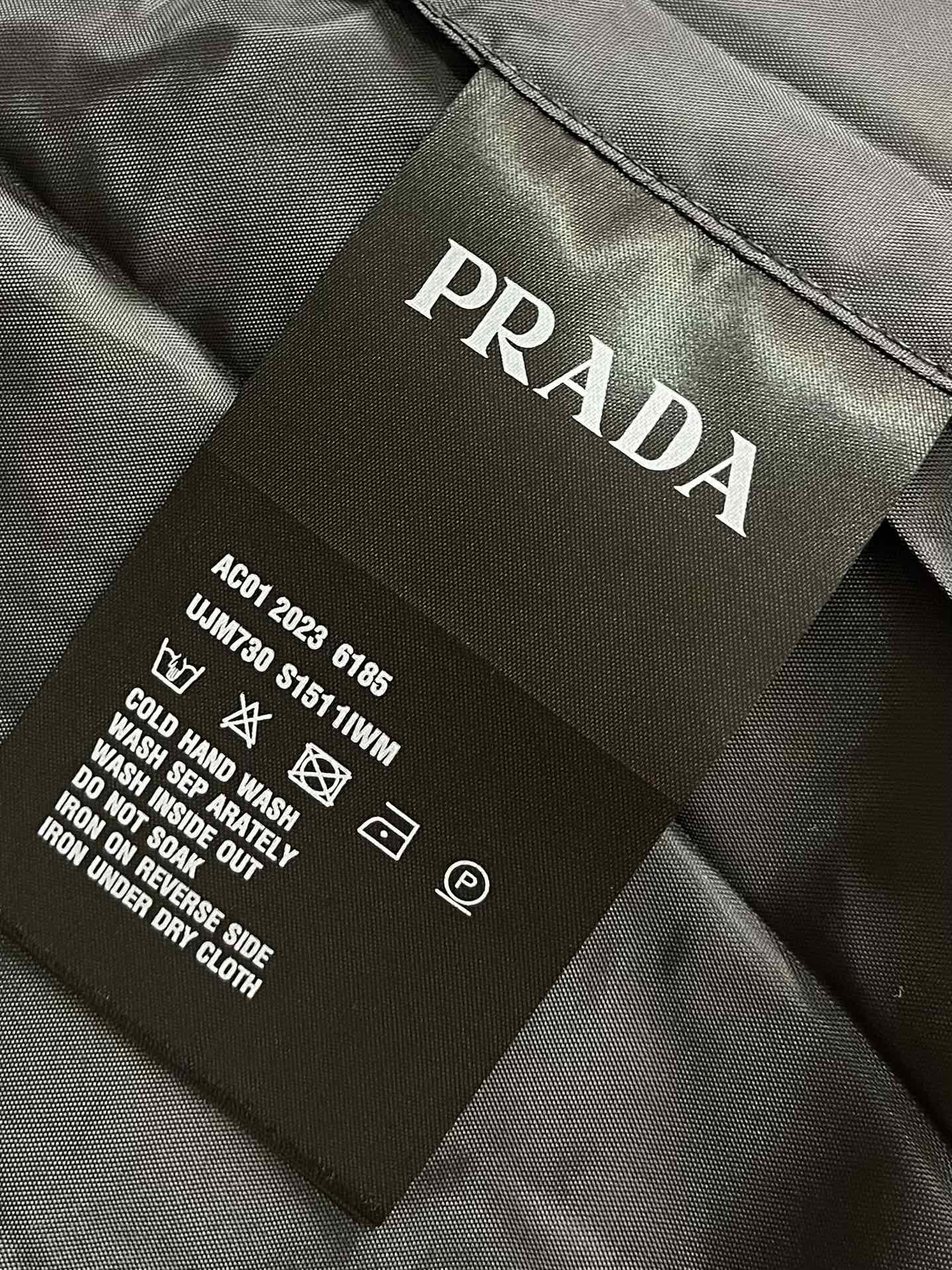 Prada2024SS新款面包服羽绒服经典版型宽松廓形高领设计泡芙立领简直不要太好看无敌轻像被包裹在云朵