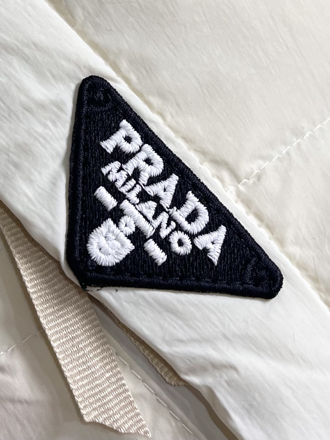 Prada2024SS新款面包服羽绒服经典版型宽松廓形高领设计泡芙立领简直不要太好看无敌轻像被包裹在云朵