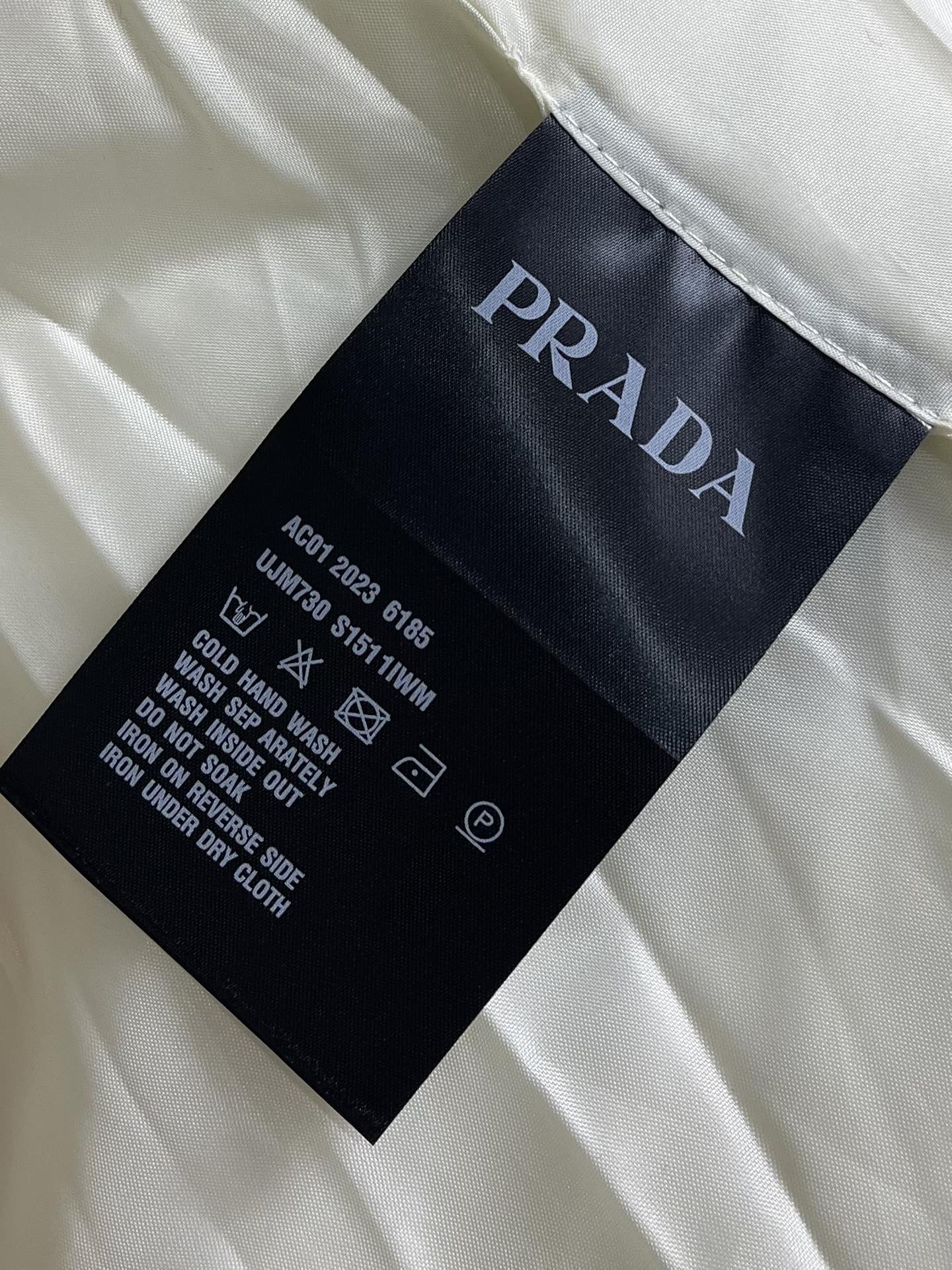 Prada2024SS新款面包服羽绒服经典版型宽松廓形高领设计泡芙立领简直不要太好看无敌轻像被包裹在云朵