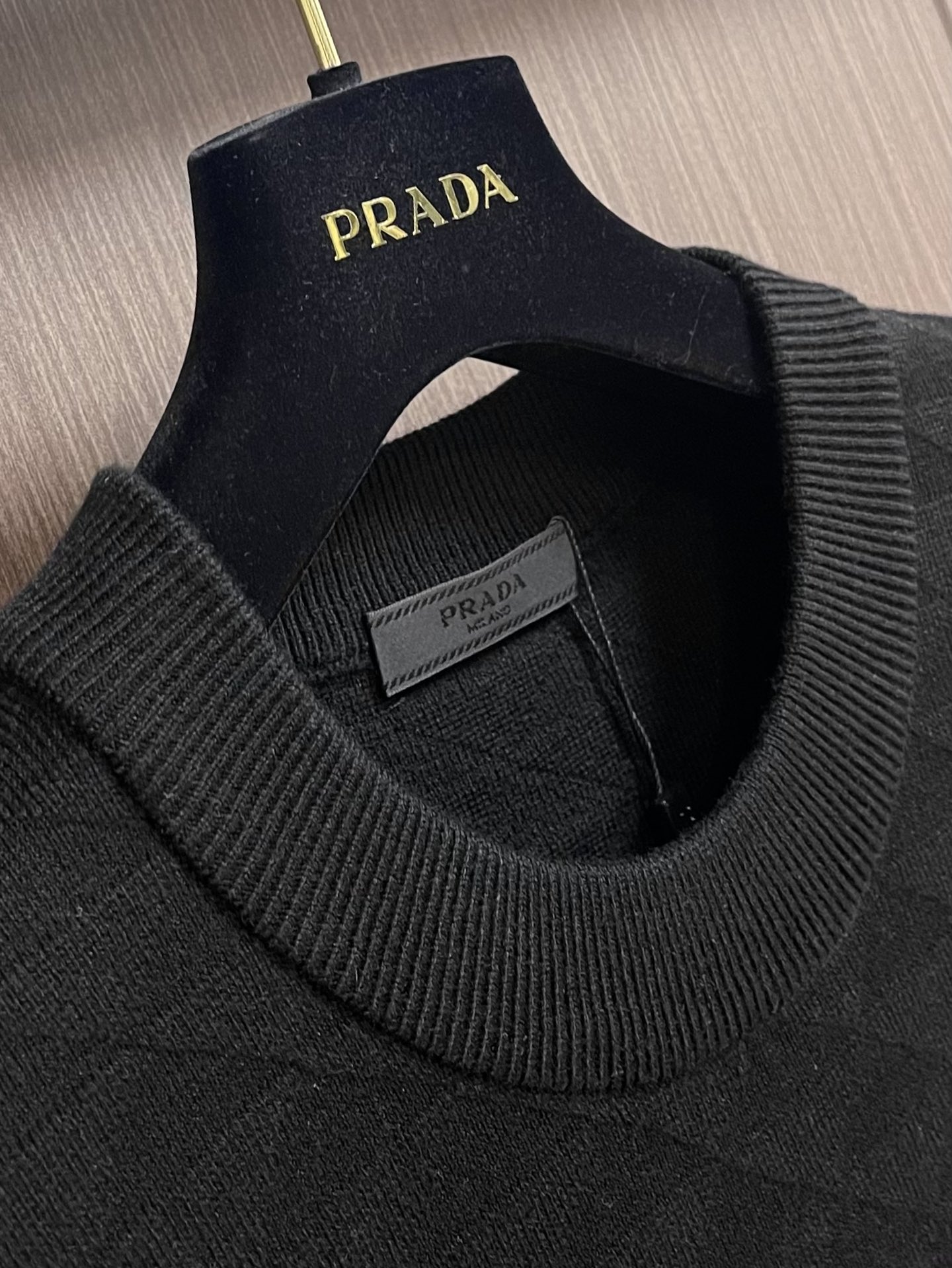 Prada2024SS金字塔浮雕情侣款羊毛针织毛衣24秋冬渠道限定新款基础百搭的实穿型针织套头毛衫！衣身