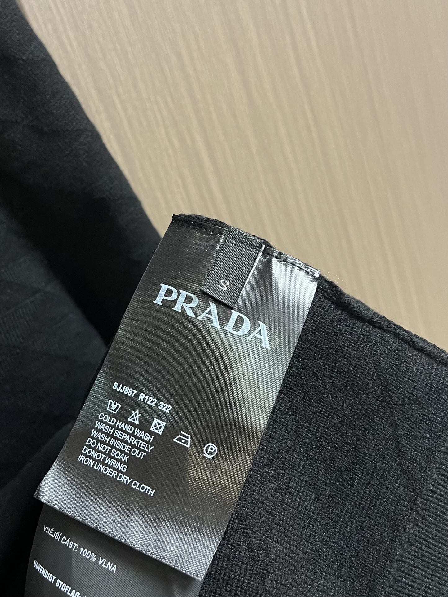 Prada2024SS金字塔浮雕情侣款羊毛针织毛衣24秋冬渠道限定新款基础百搭的实穿型针织套头毛衫！衣身