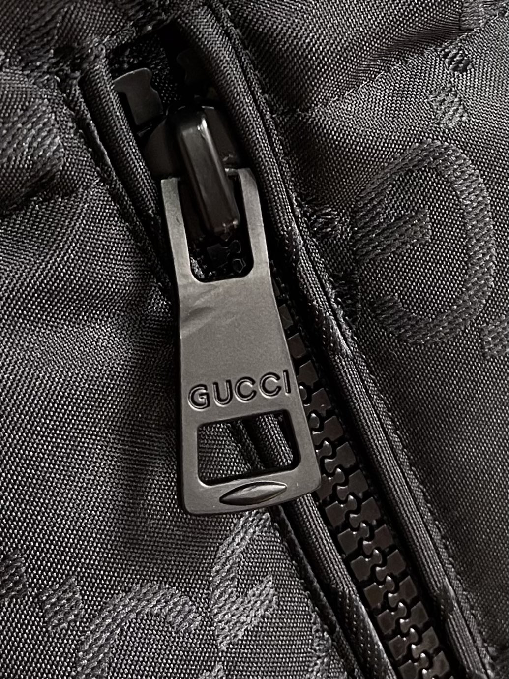 GUCCI秋季新品立领羽绒马甲这款马甲面料采用顶级提花机sxPro所织成呈光影效果的经典gg字母交织图案