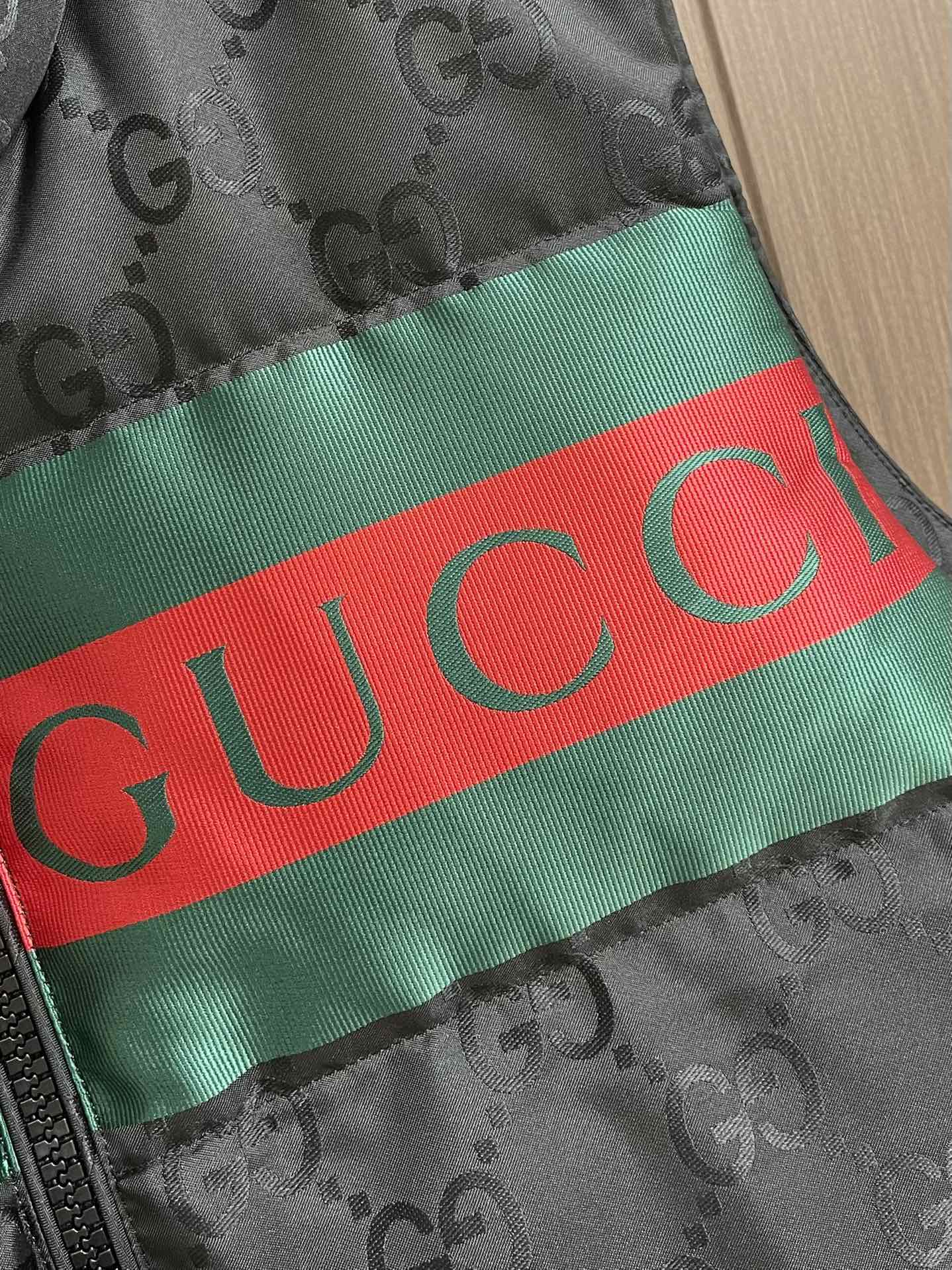 GUCCI秋季新品立领羽绒马甲这款马甲面料采用顶级提花机sxPro所织成呈光影效果的经典gg字母交织图案