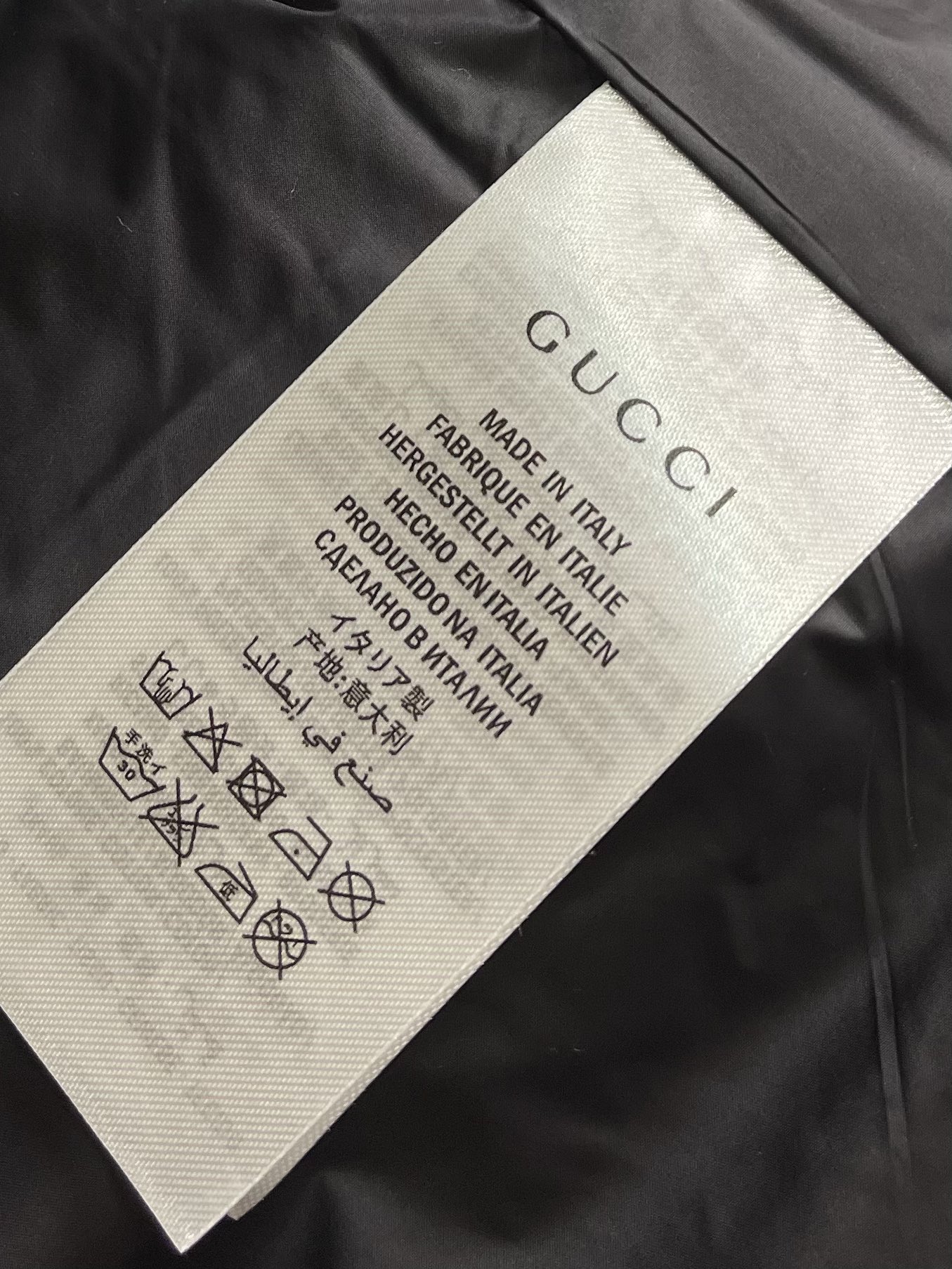 GUCCI秋季新品立领羽绒马甲这款马甲面料采用顶级提花机sxPro所织成呈光影效果的经典gg字母交织图案