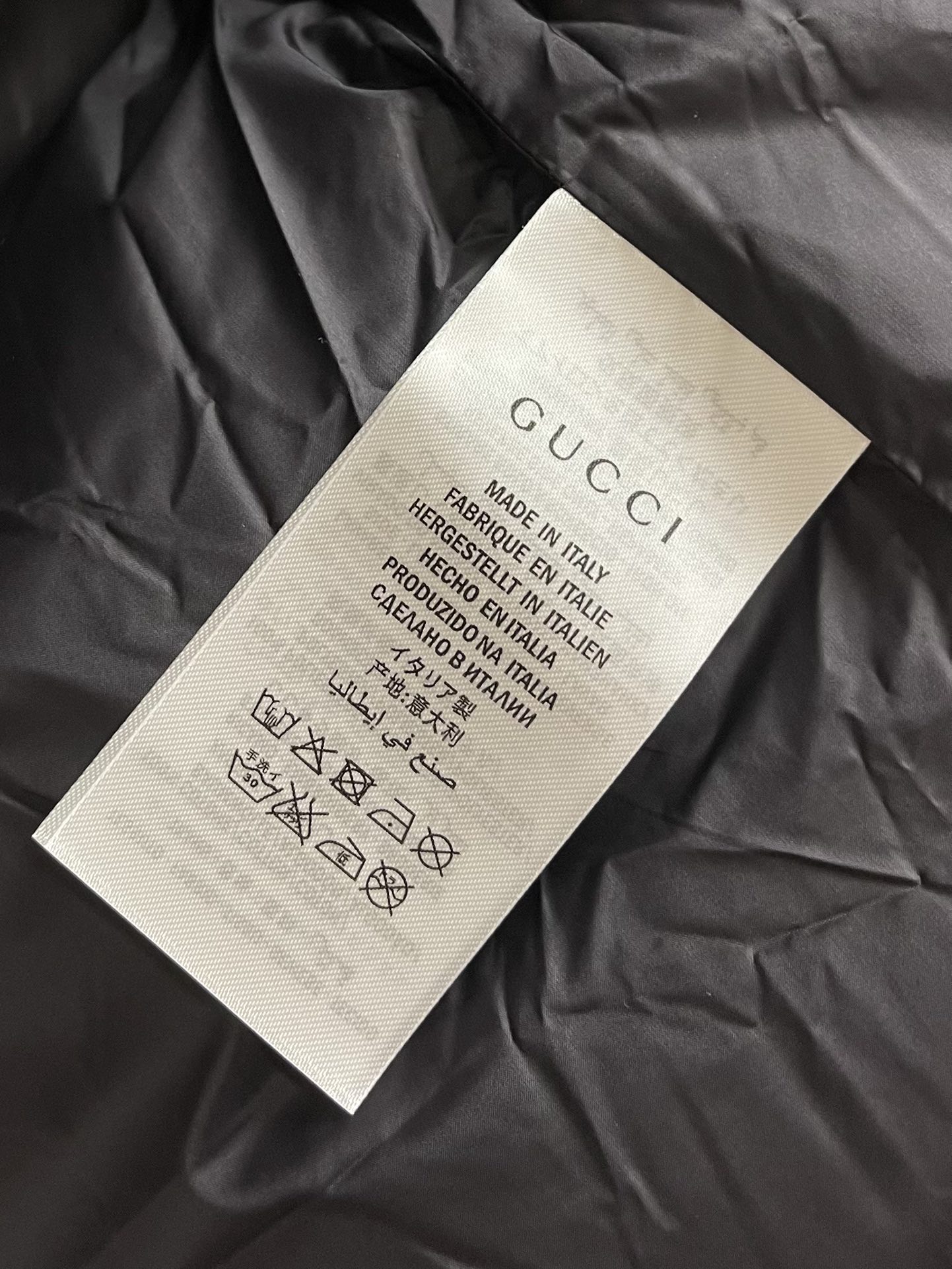 GUCCI秋季新品立领羽绒马甲这款马甲面料采用顶级提花机sxPro所织成呈光影效果的经典gg字母交织图案