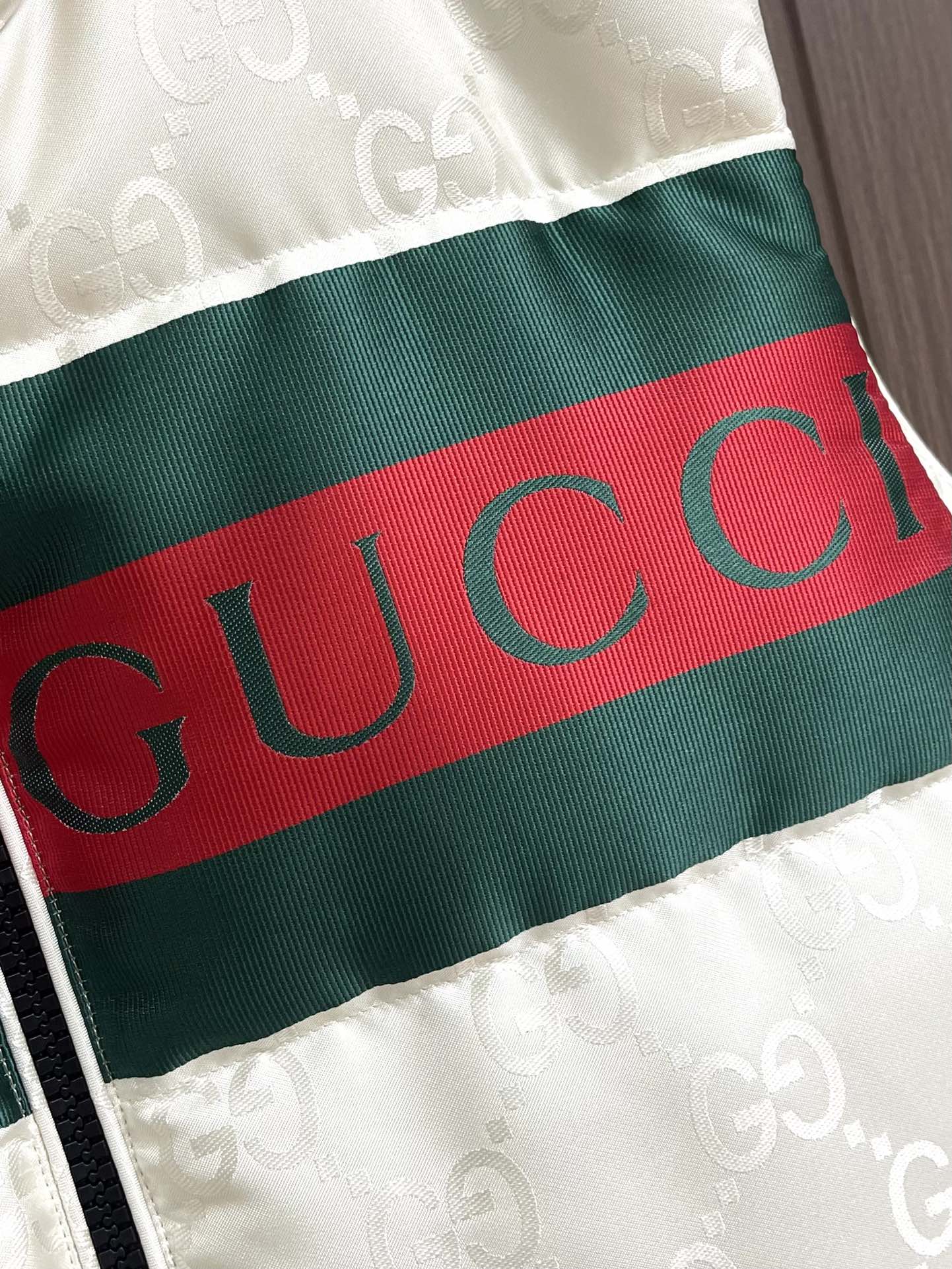 GUCCI秋季新品立领羽绒马甲这款马甲面料采用顶级提花机sxPro所织成呈光影效果的经典gg字母交织图案