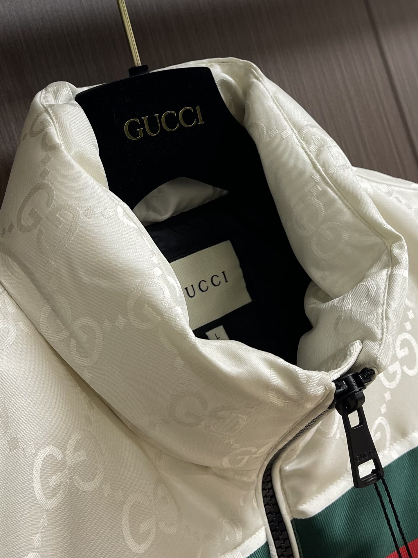 GUCCI秋季新品立领羽绒马甲这款马甲面料采用顶级提花机sxPro所织成呈光影效果的经典gg字母交织图案