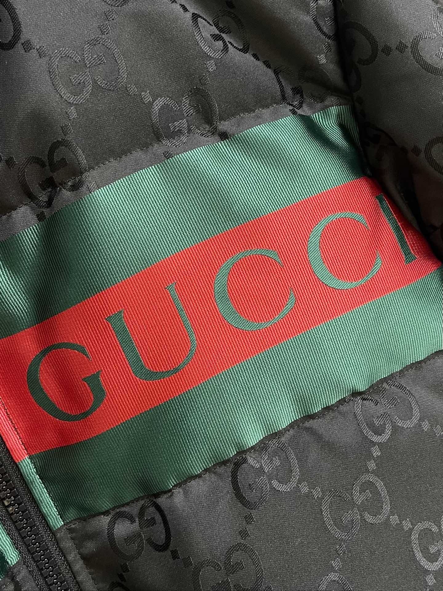 GUCCI秋季新品立领羽绒外套这款外套面料采用顶级提花机sxPro所织成呈光影效果的经典gg字母交织图案