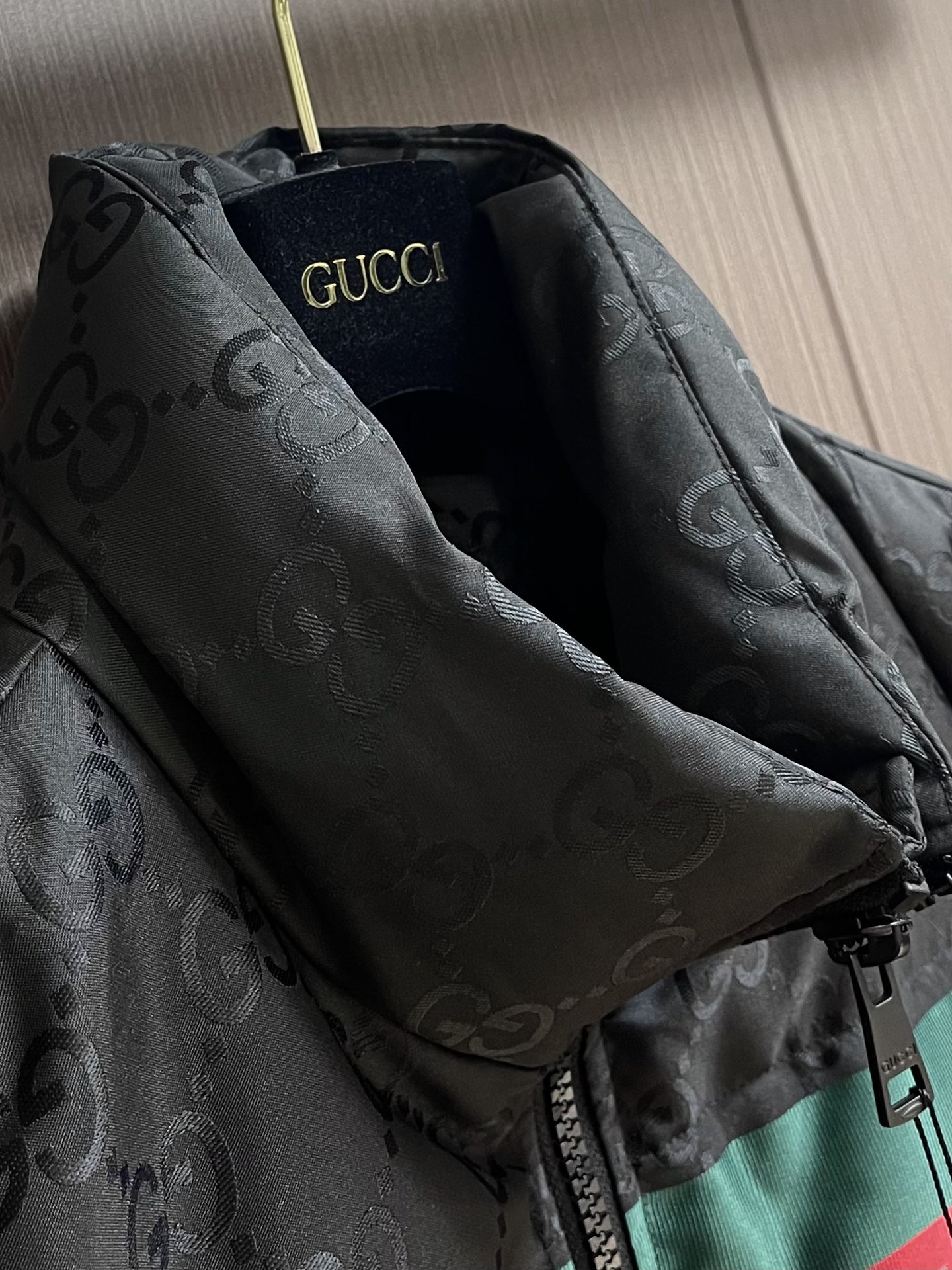 GUCCI秋季新品立领羽绒外套这款外套面料采用顶级提花机sxPro所织成呈光影效果的经典gg字母交织图案